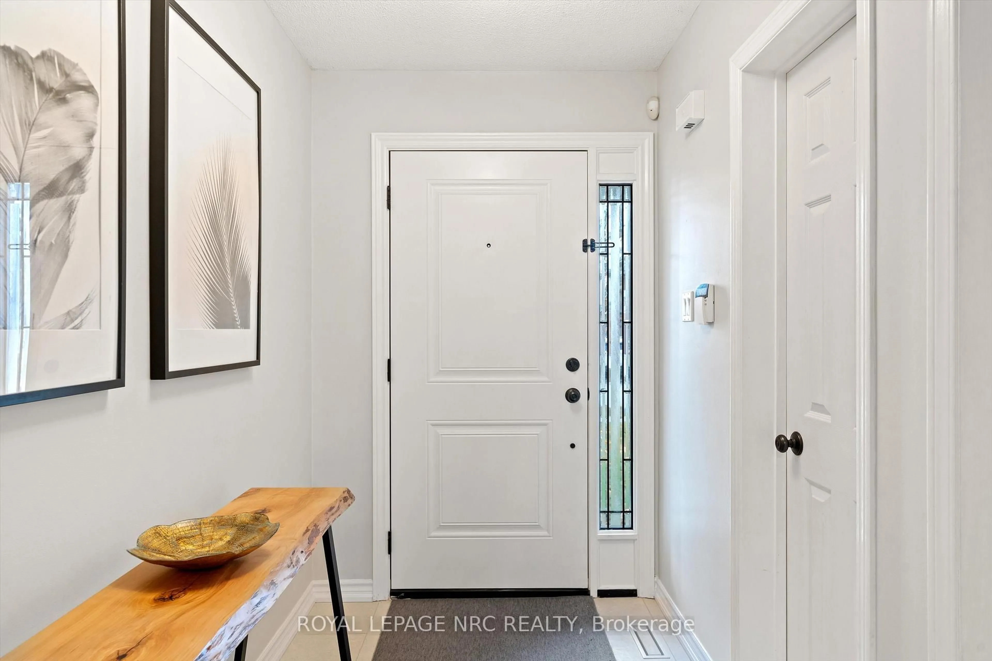 Indoor entryway for 15 Commerford St, Thorold Ontario L2V 4P5