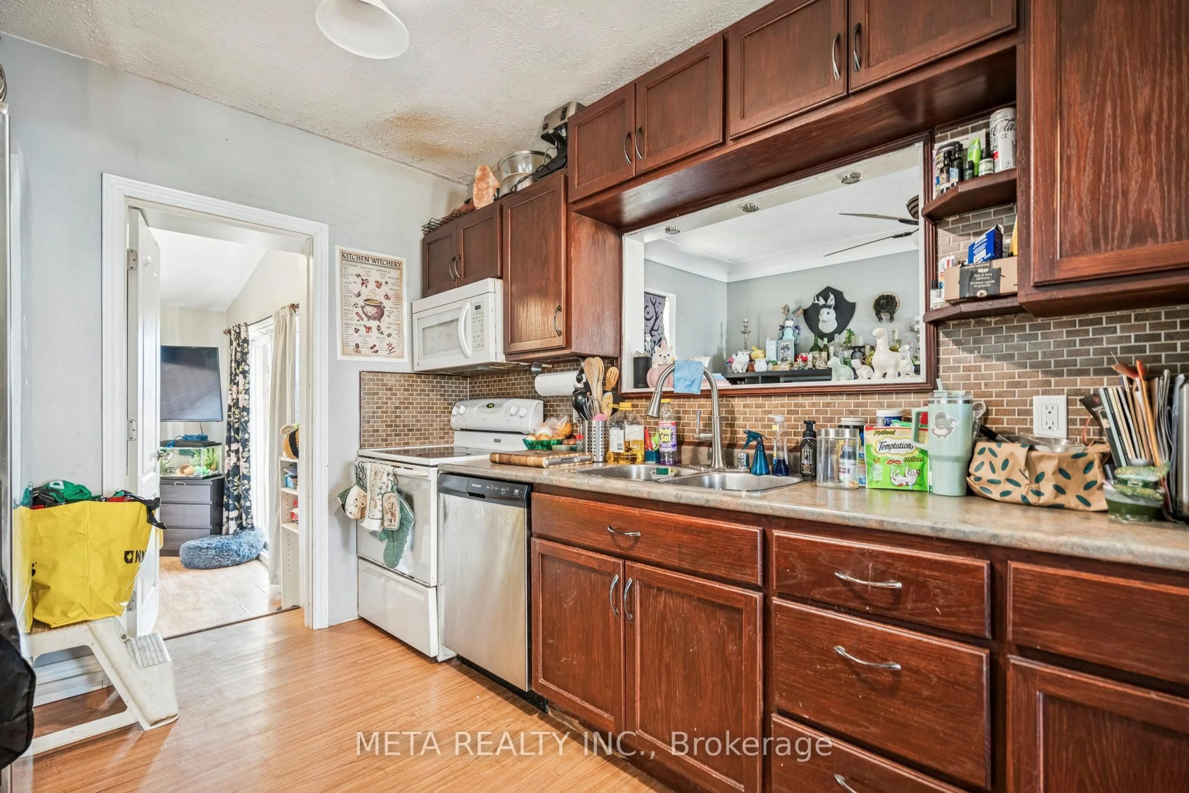 Standard kitchen, unknown for 29 Ann St, Thorold Ontario L2V 2J4