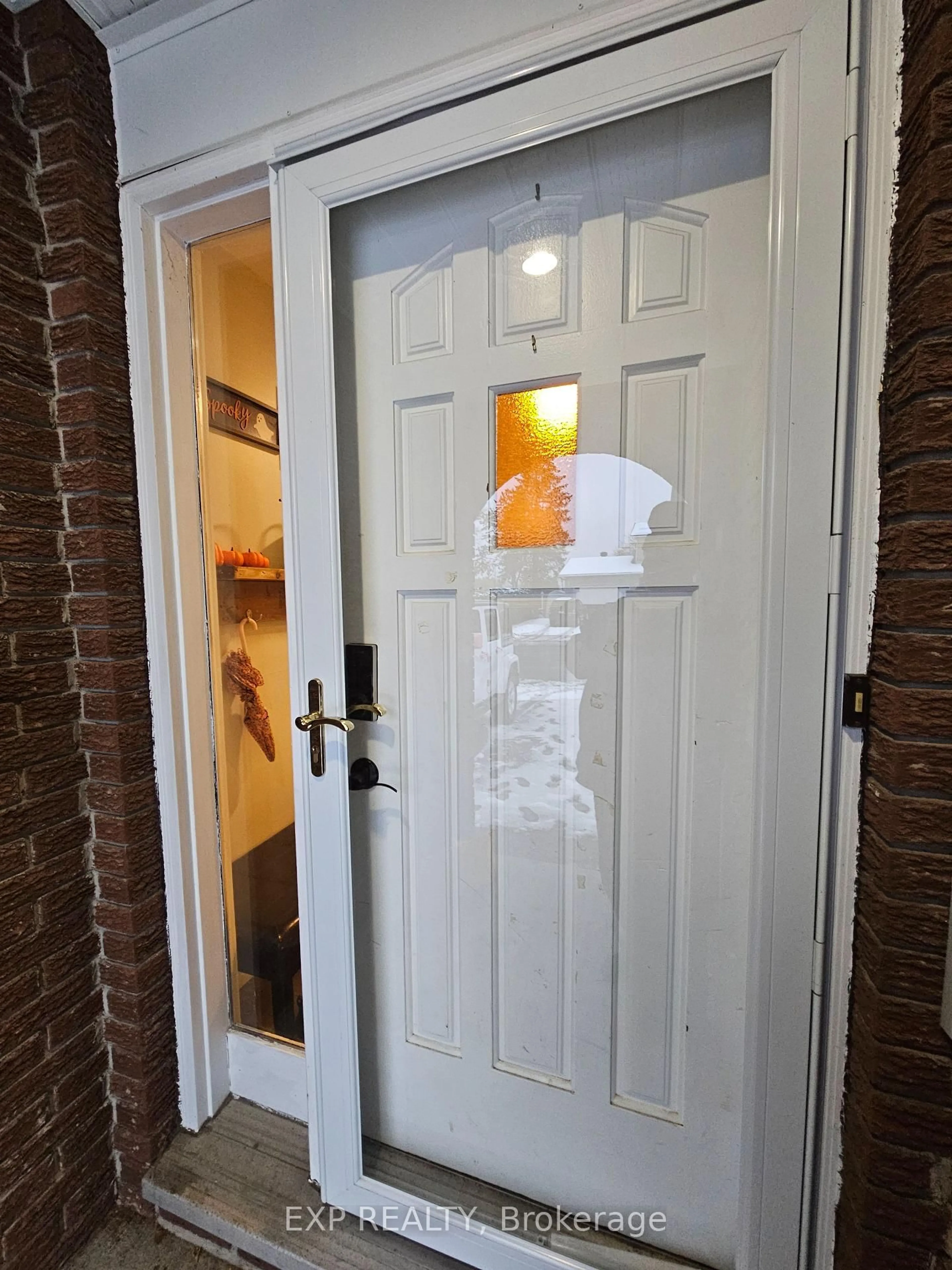 Indoor entryway for 626 Laurier Blvd, Brockville Ontario K6V 6P1