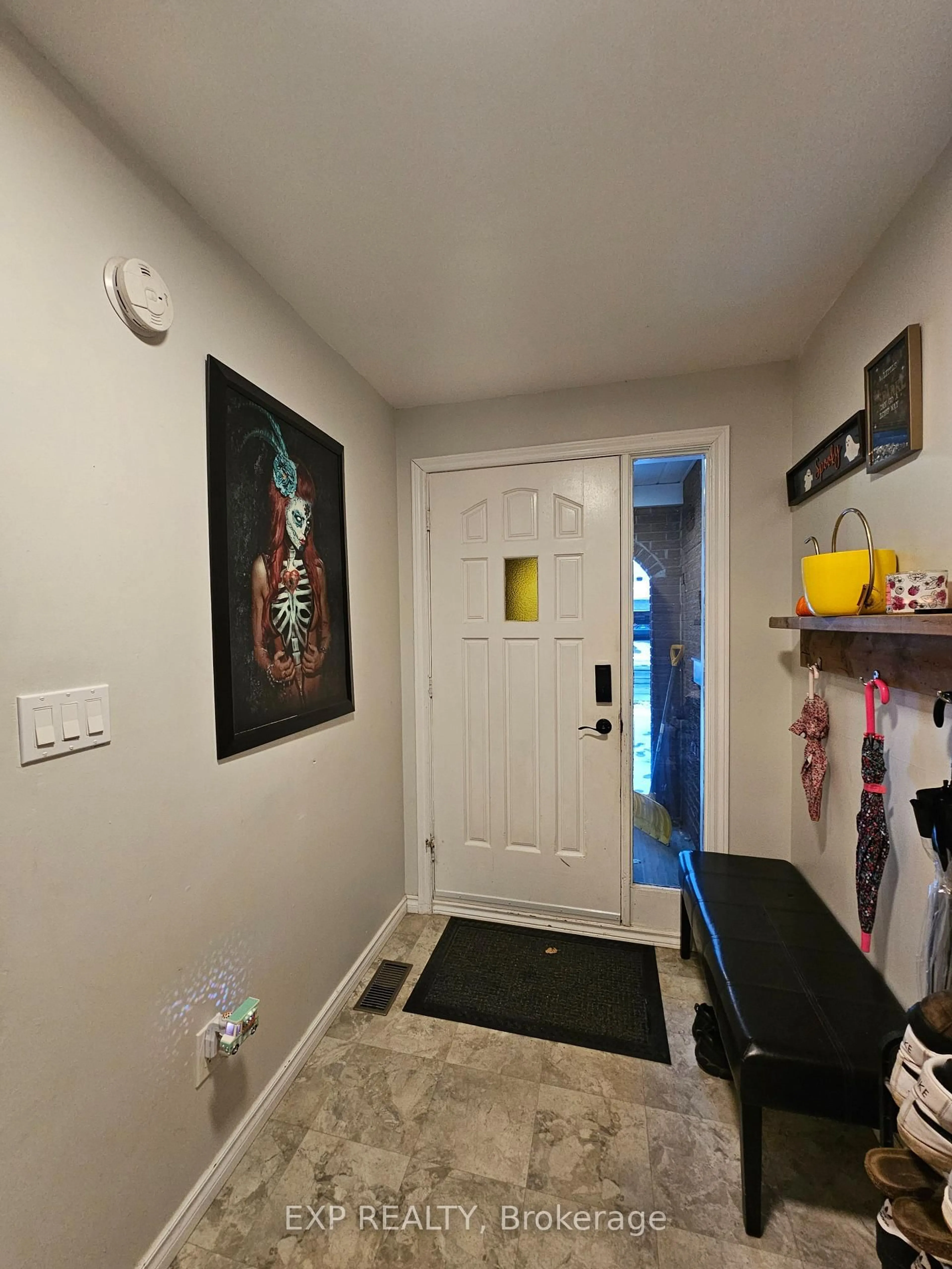 Indoor entryway for 626 Laurier Blvd, Brockville Ontario K6V 6P1