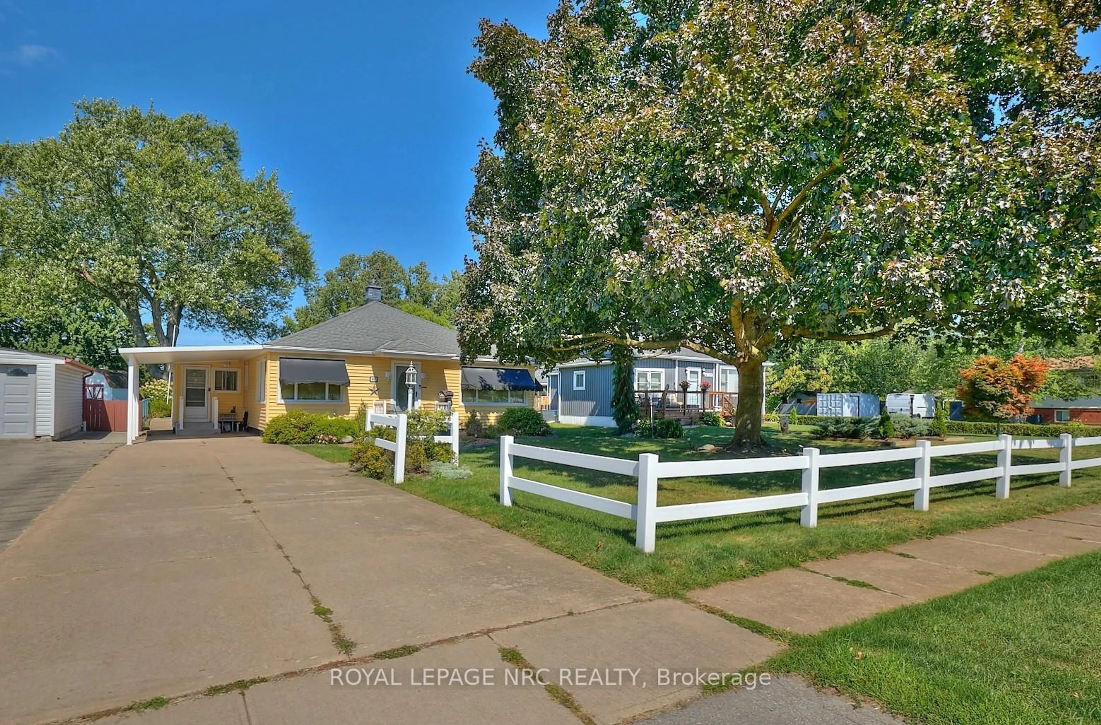 A pic from outside/outdoor area/front of a property/back of a property/a pic from drone, street for 4013 Welland St, Niagara Falls Ontario L2G 6J7