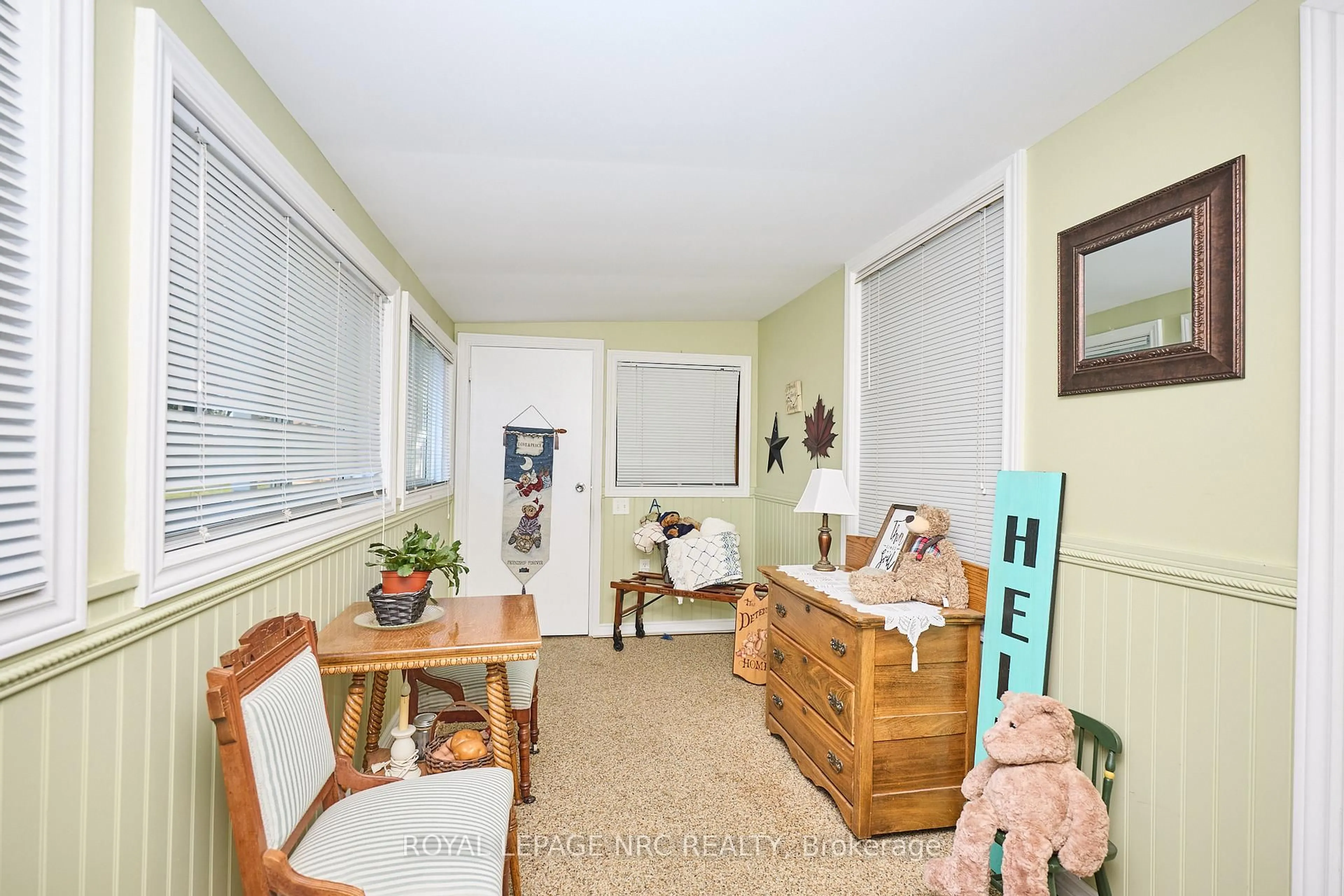 A pic of a room for 4013 Welland St, Niagara Falls Ontario L2G 6J7