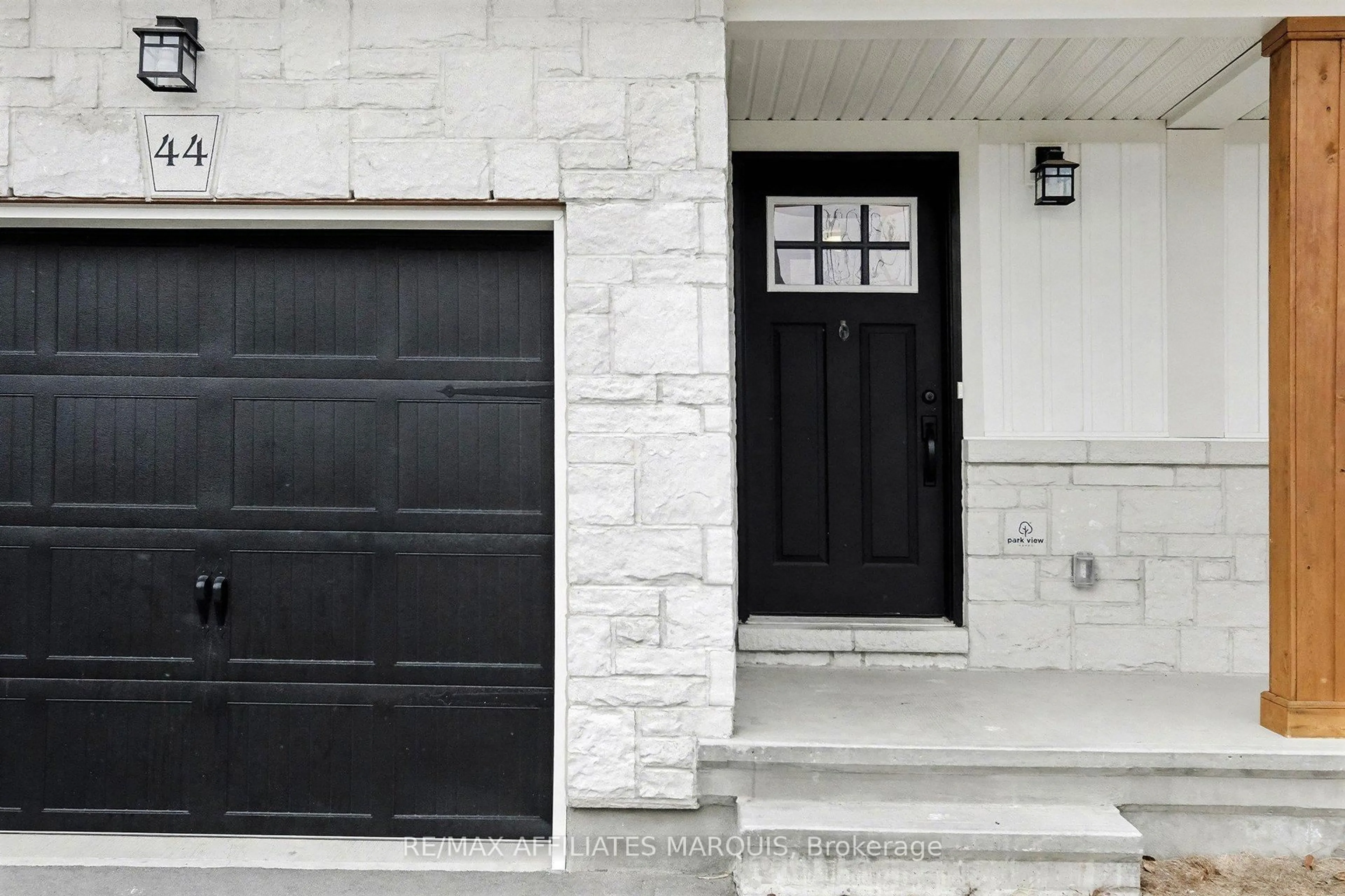 Indoor entryway for 44 WHITCOMB Cres, Smiths Falls Ontario K7A 0C0