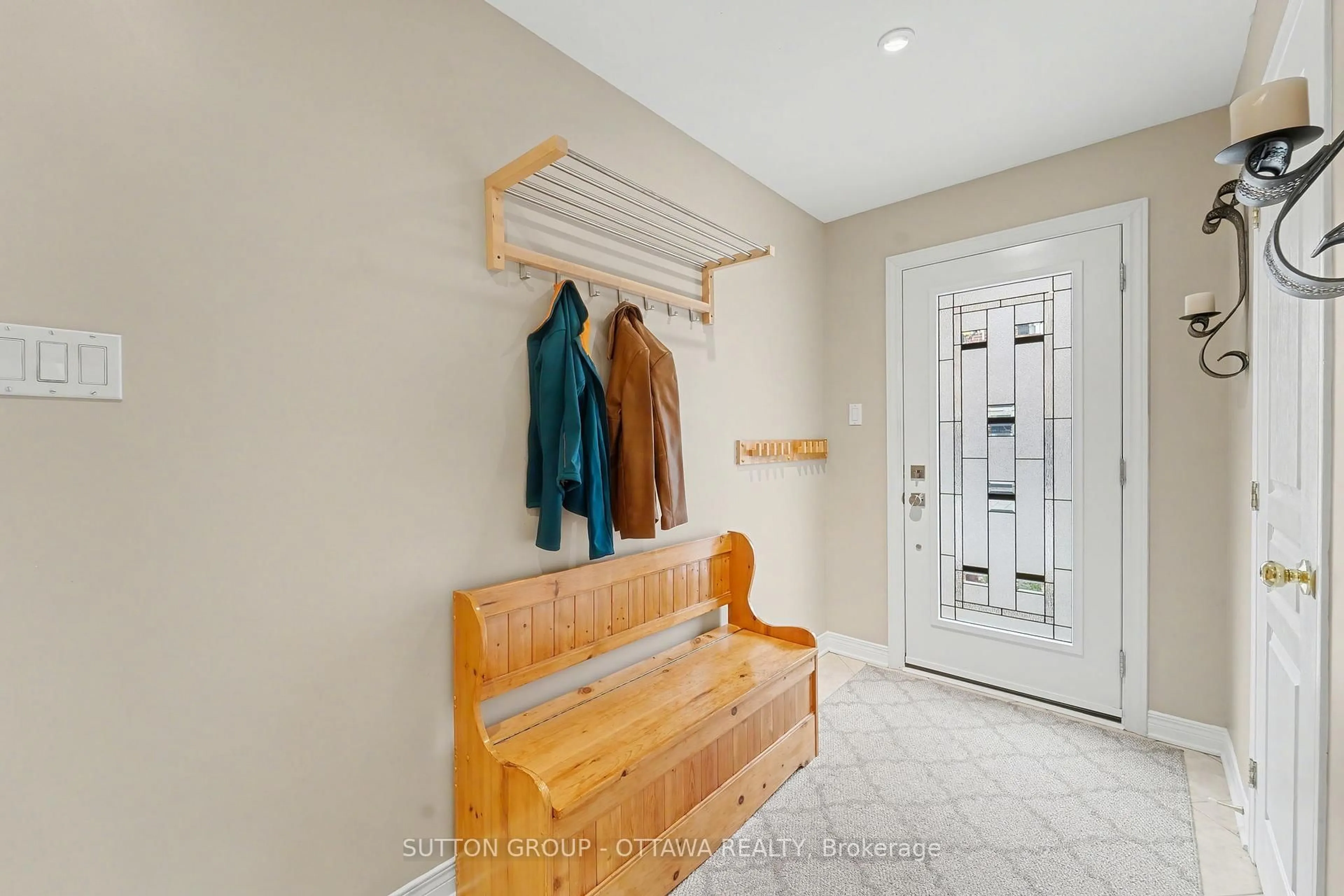 Indoor entryway for 235 West Village Private, Ottawa Ontario K1Z 1E2