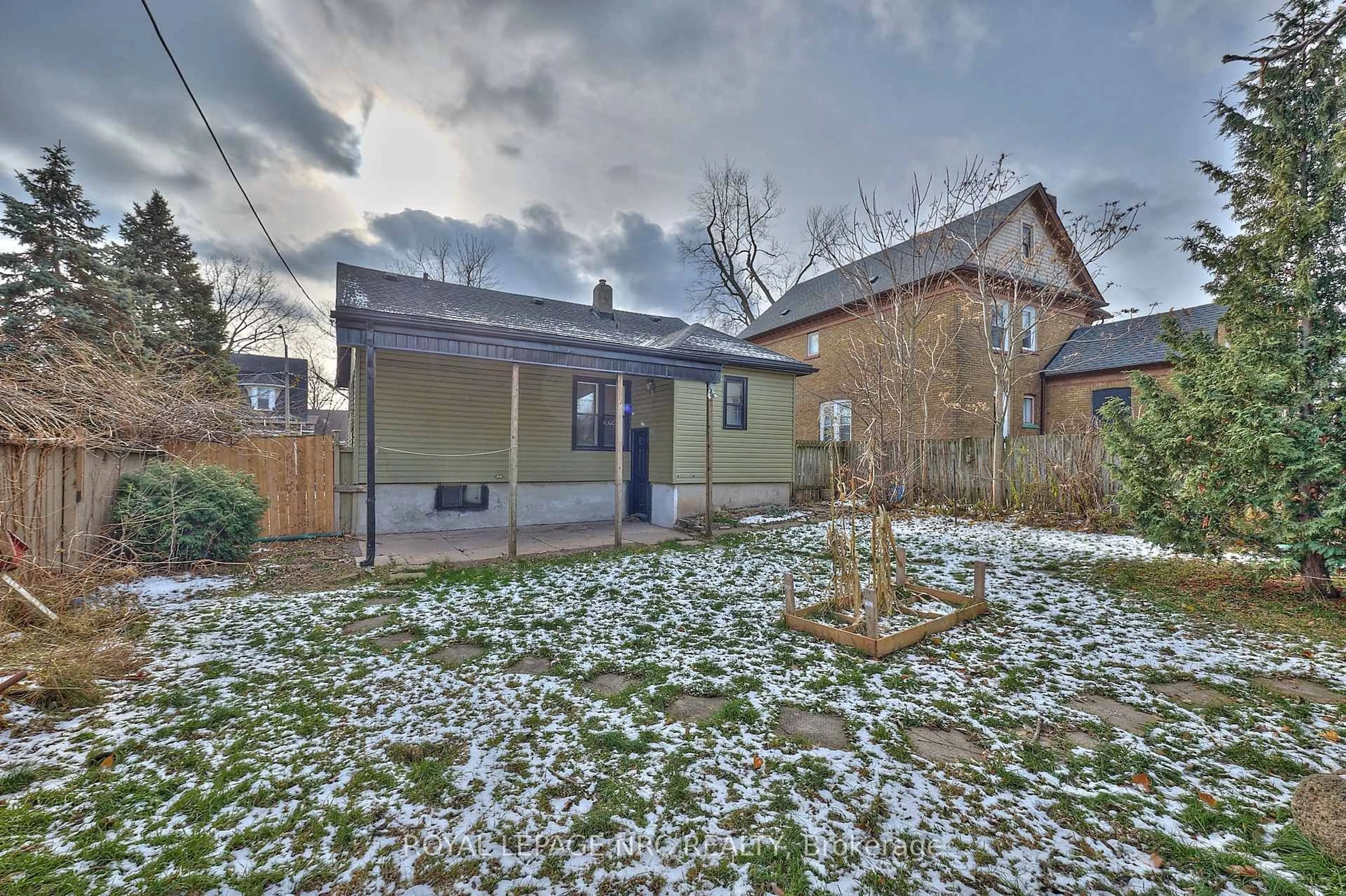 A pic from outside/outdoor area/front of a property/back of a property/a pic from drone, street for 4639 Eastwood Cres, Niagara Falls Ontario L2E 1B2