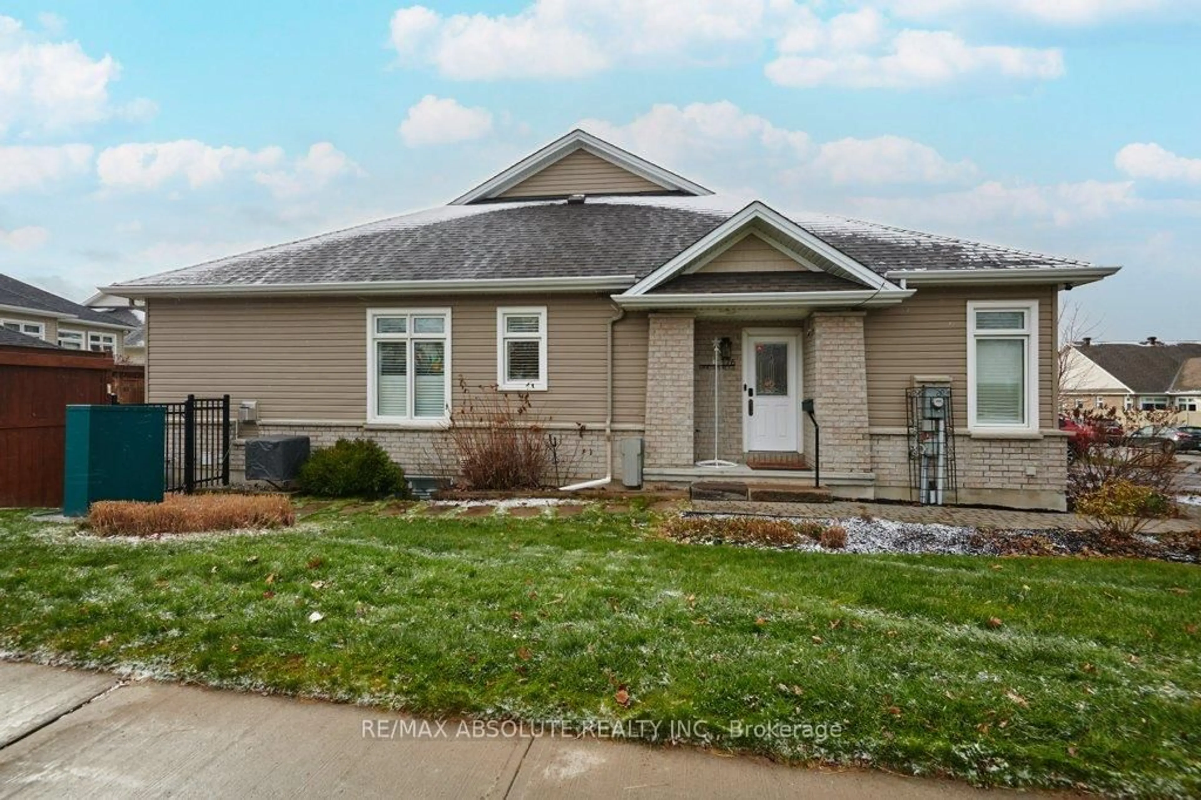 Home with vinyl exterior material, street for 176 Minoterie Rdge, Ottawa Ontario K4A 0Y8