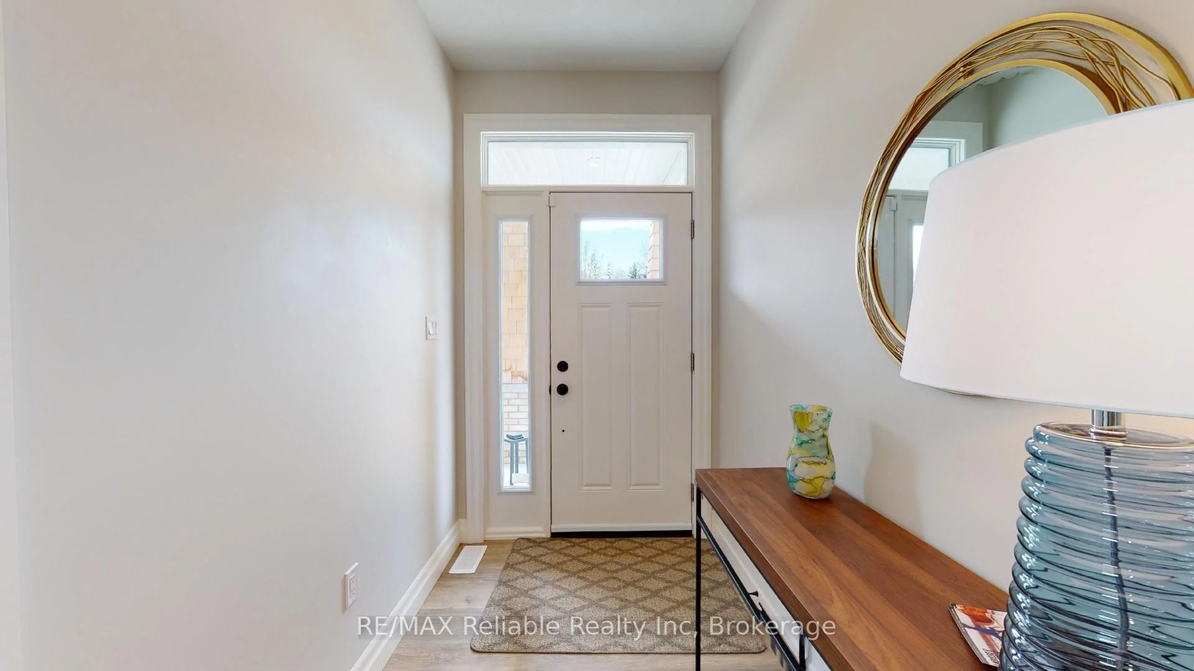 Indoor entryway for 7 Thimbleweed Dr, Bluewater Ontario N0M 1G0