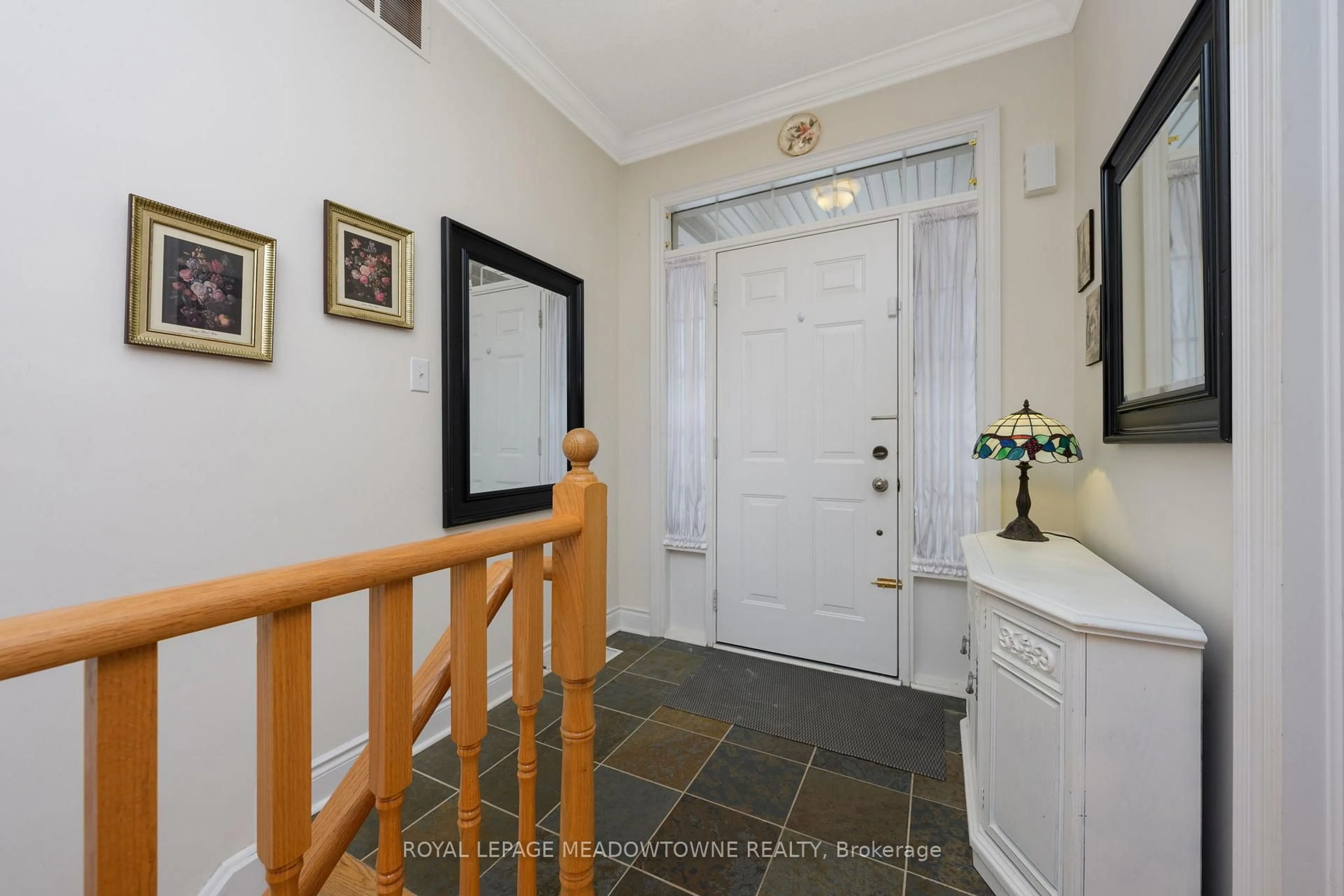 Indoor foyer for 120 Ridge Rd, Guelph/Eramosa Ontario N0B 2K0