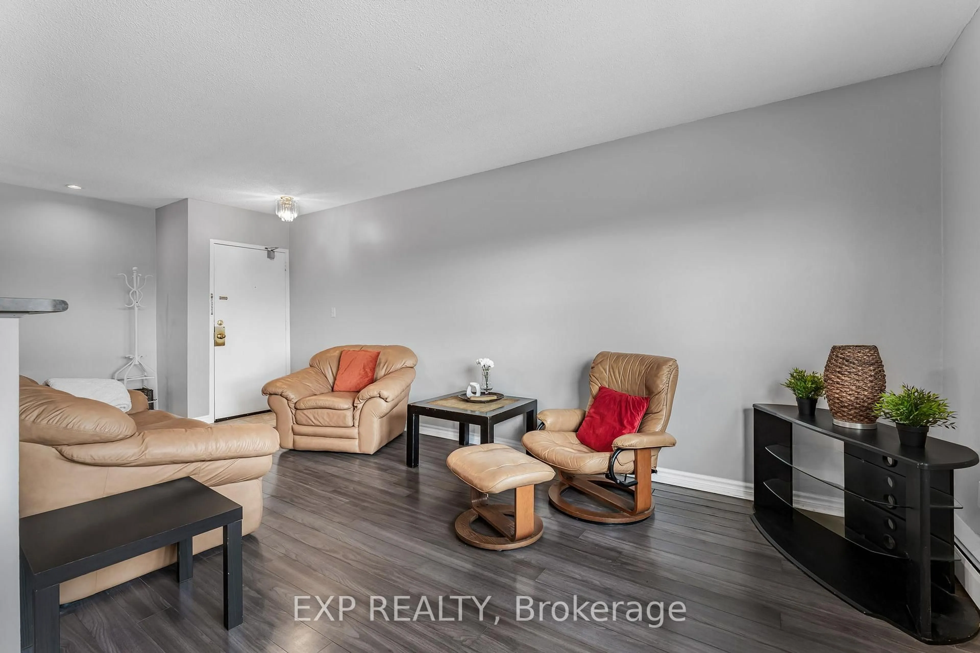 Living room with furniture, wood/laminate floor for 264 Oakdale Ave #301, St. Catharines Ontario L2P 2K4