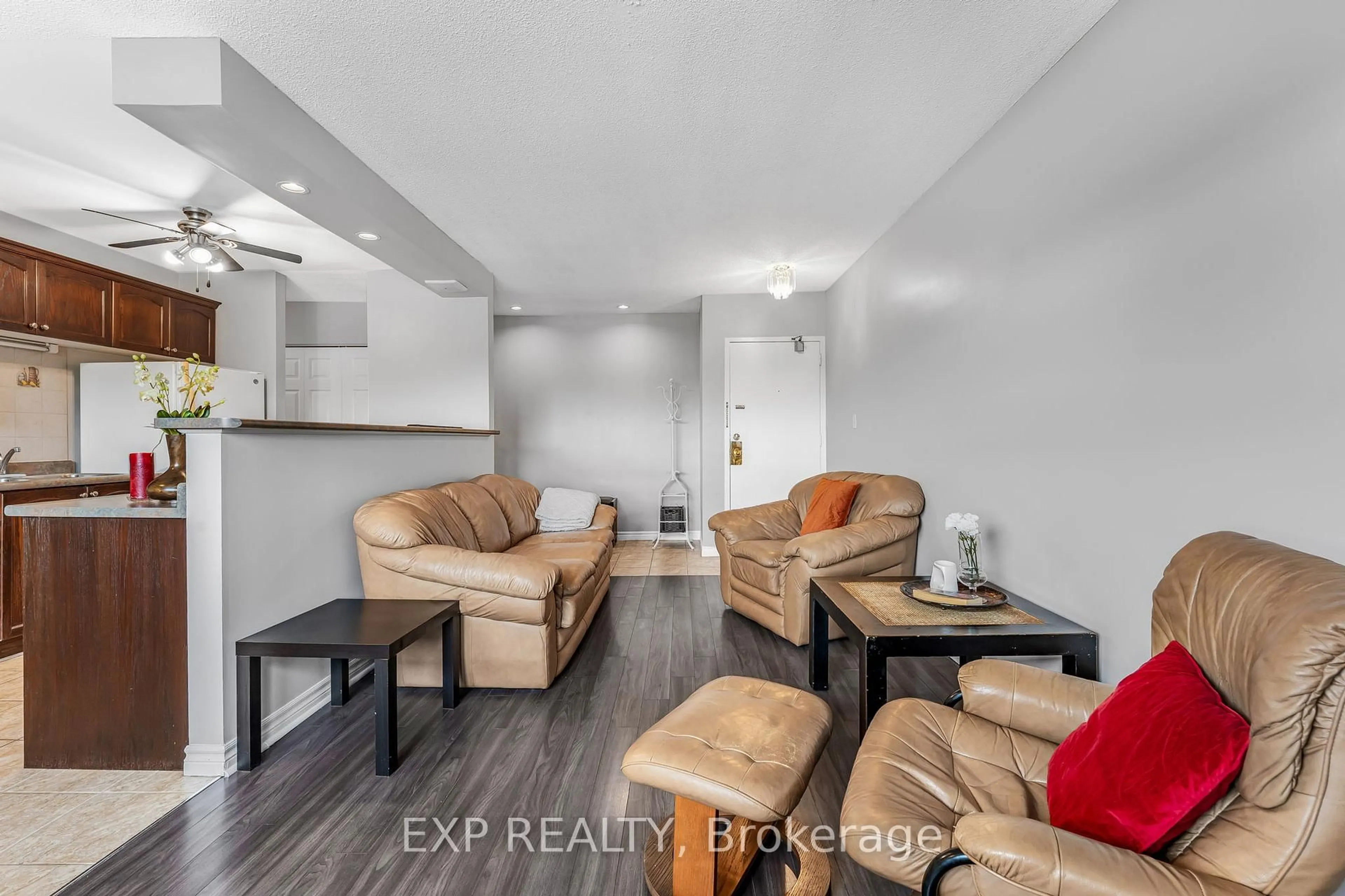 Living room with furniture, unknown for 264 Oakdale Ave #301, St. Catharines Ontario L2P 2K4