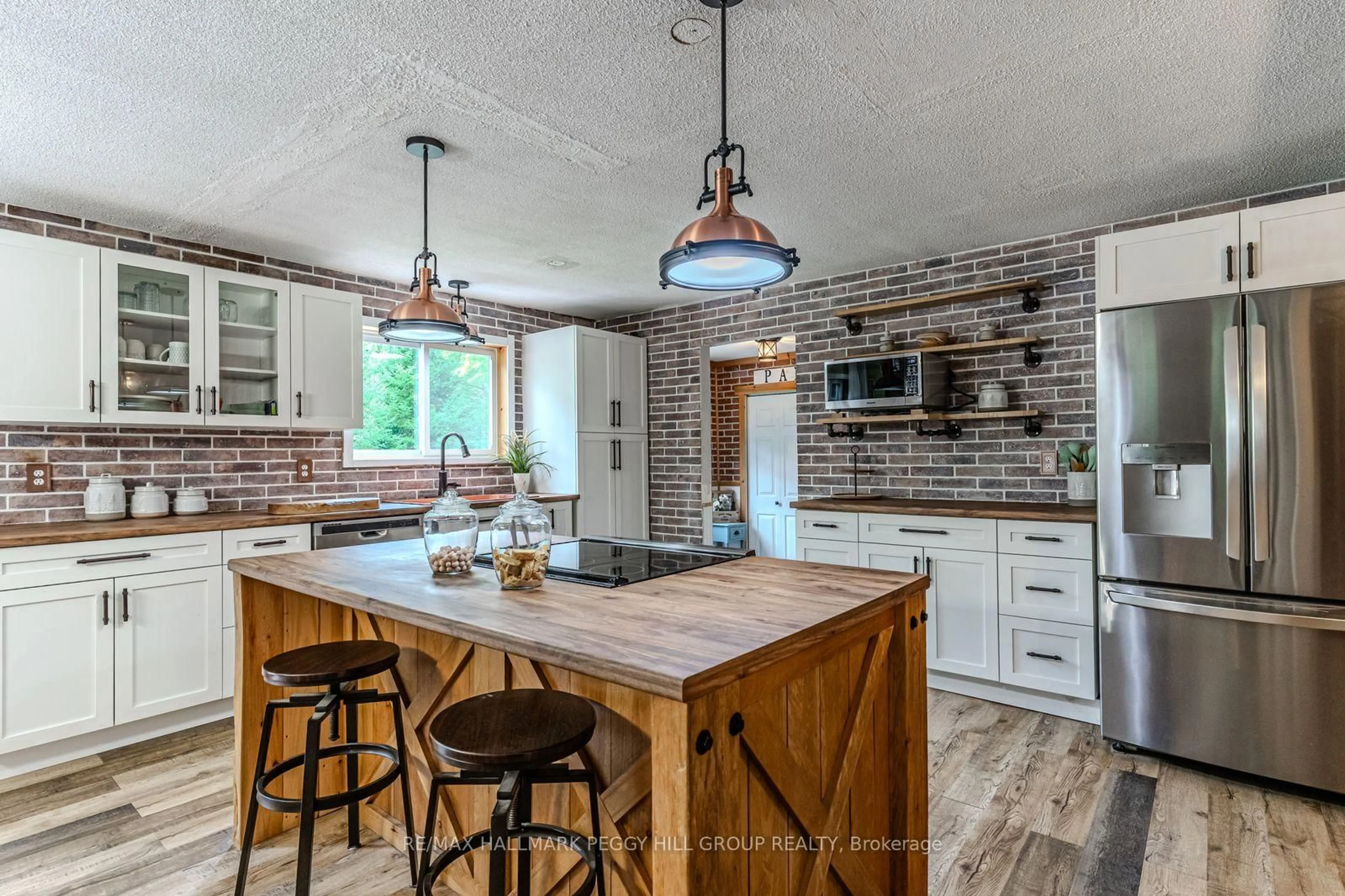 Rustic kitchen, ceramic/tile floor for 1450 Beiers Rd, Gravenhurst Ontario P0E 1G0
