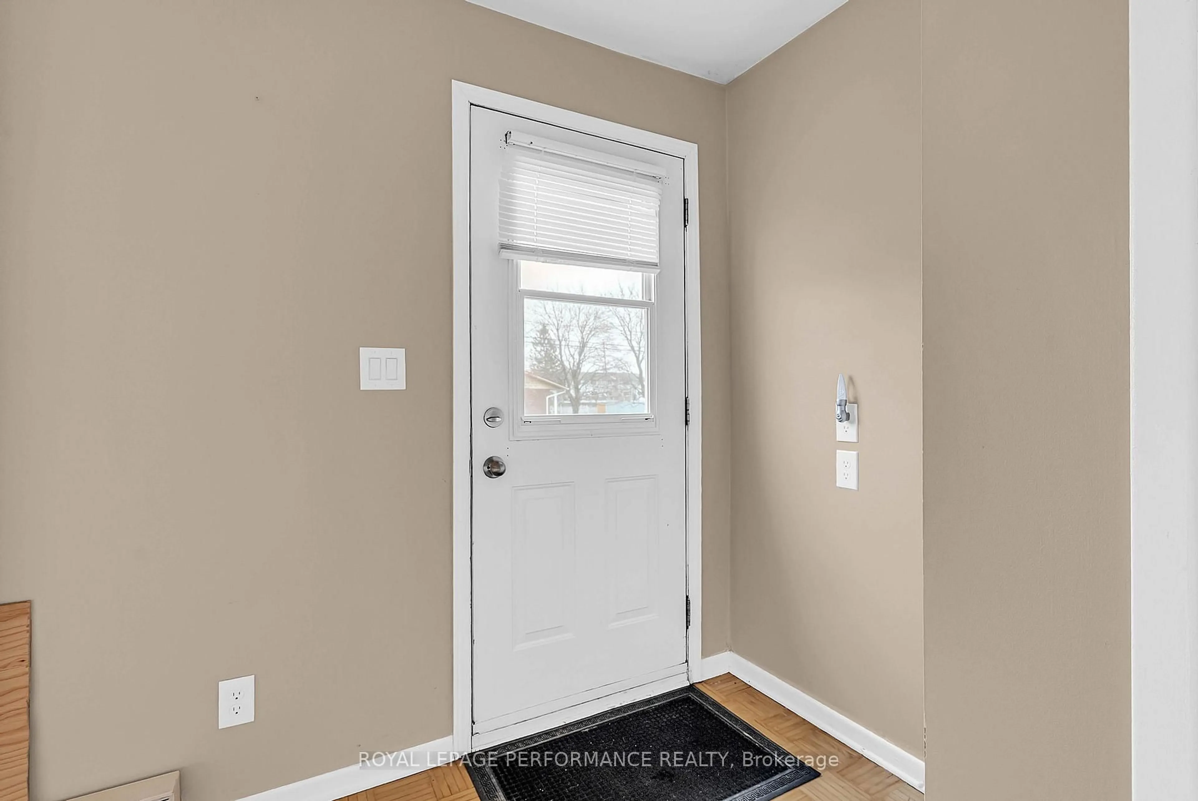 Indoor entryway for 105 Balmoral Ave, Cornwall Ontario K6H 6A4