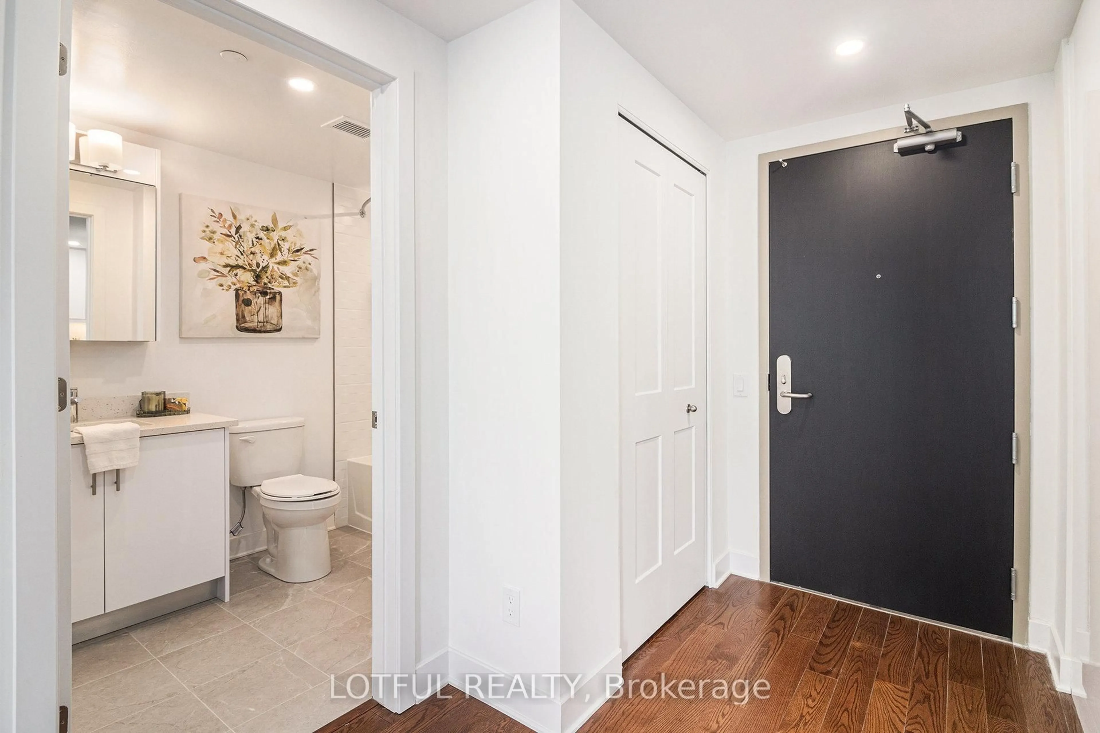 Indoor entryway for 180 George St #2007, Ottawa Ontario K1N 0G8