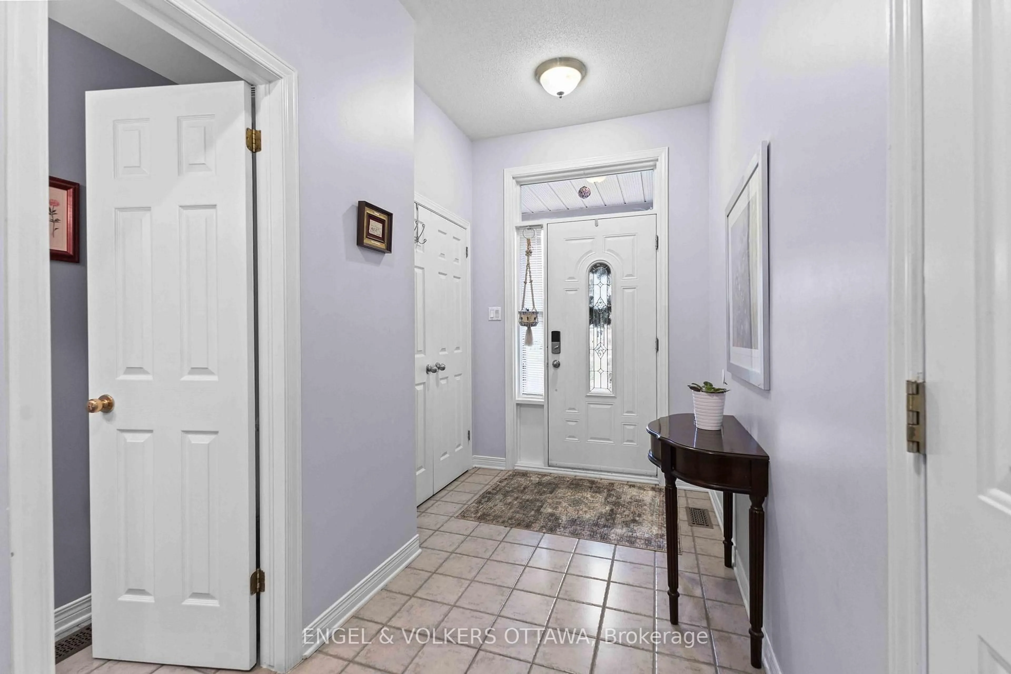 Indoor entryway for 21 Kimberwick Cres, Ottawa Ontario K1V 1K6