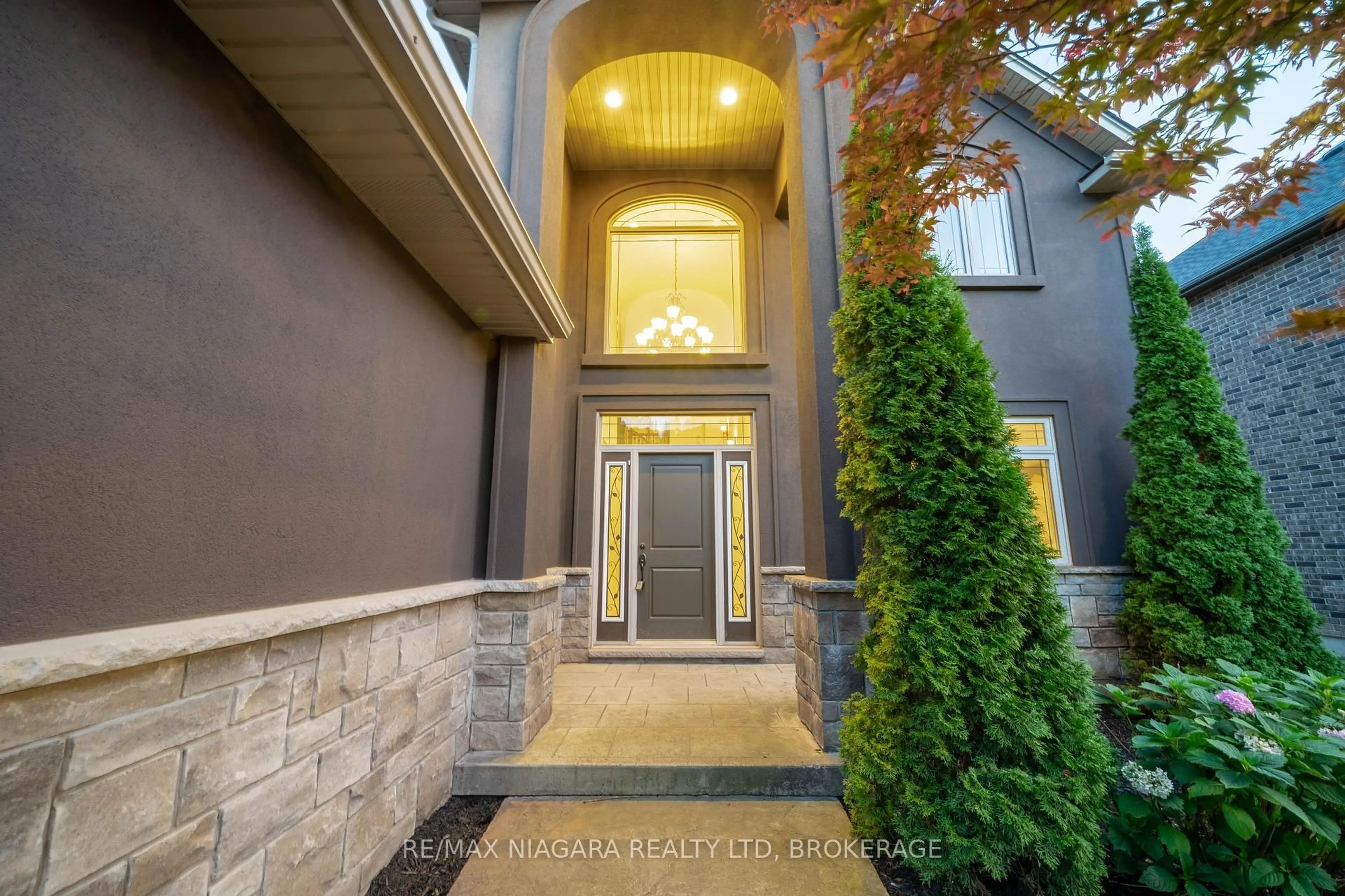 Indoor foyer for 9128 TAPESTRY Crt, Niagara Falls Ontario L2H 0E2