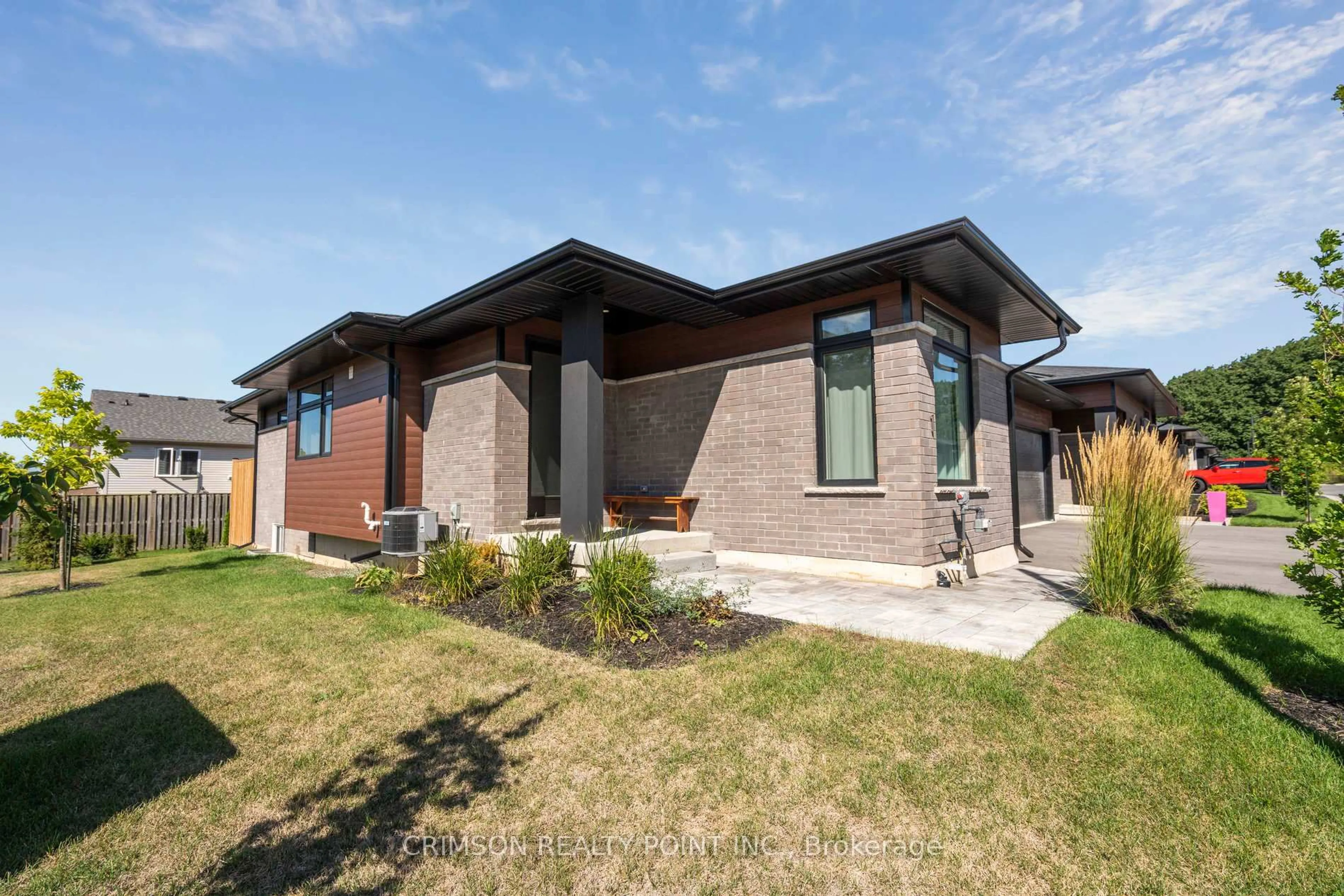 Home with brick exterior material, building for 300 Richmond St #1, Thorold Ontario L2V 5B9