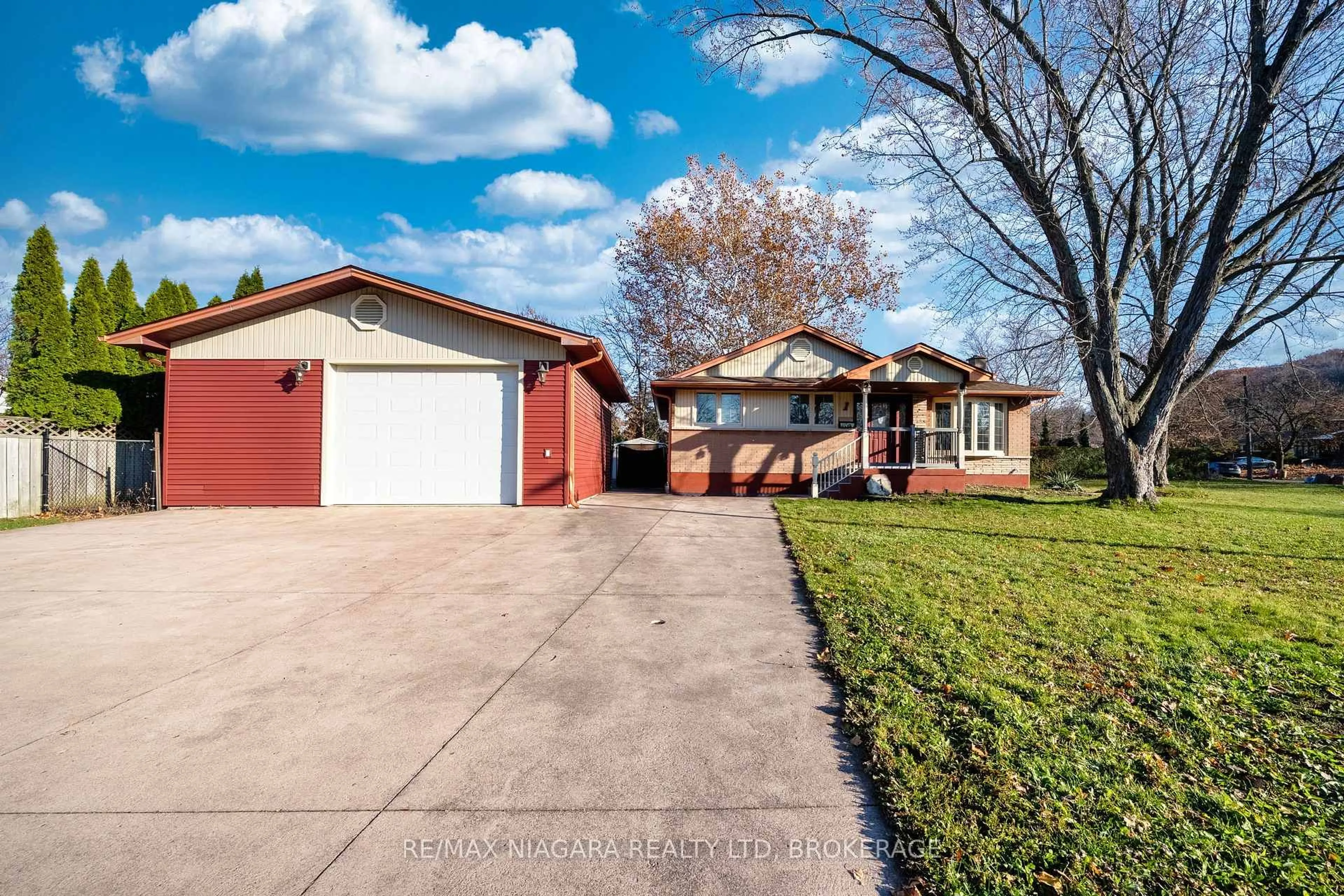 Unknown for 1 East Hampton Rd, St. Catharines Ontario L2T 3C9