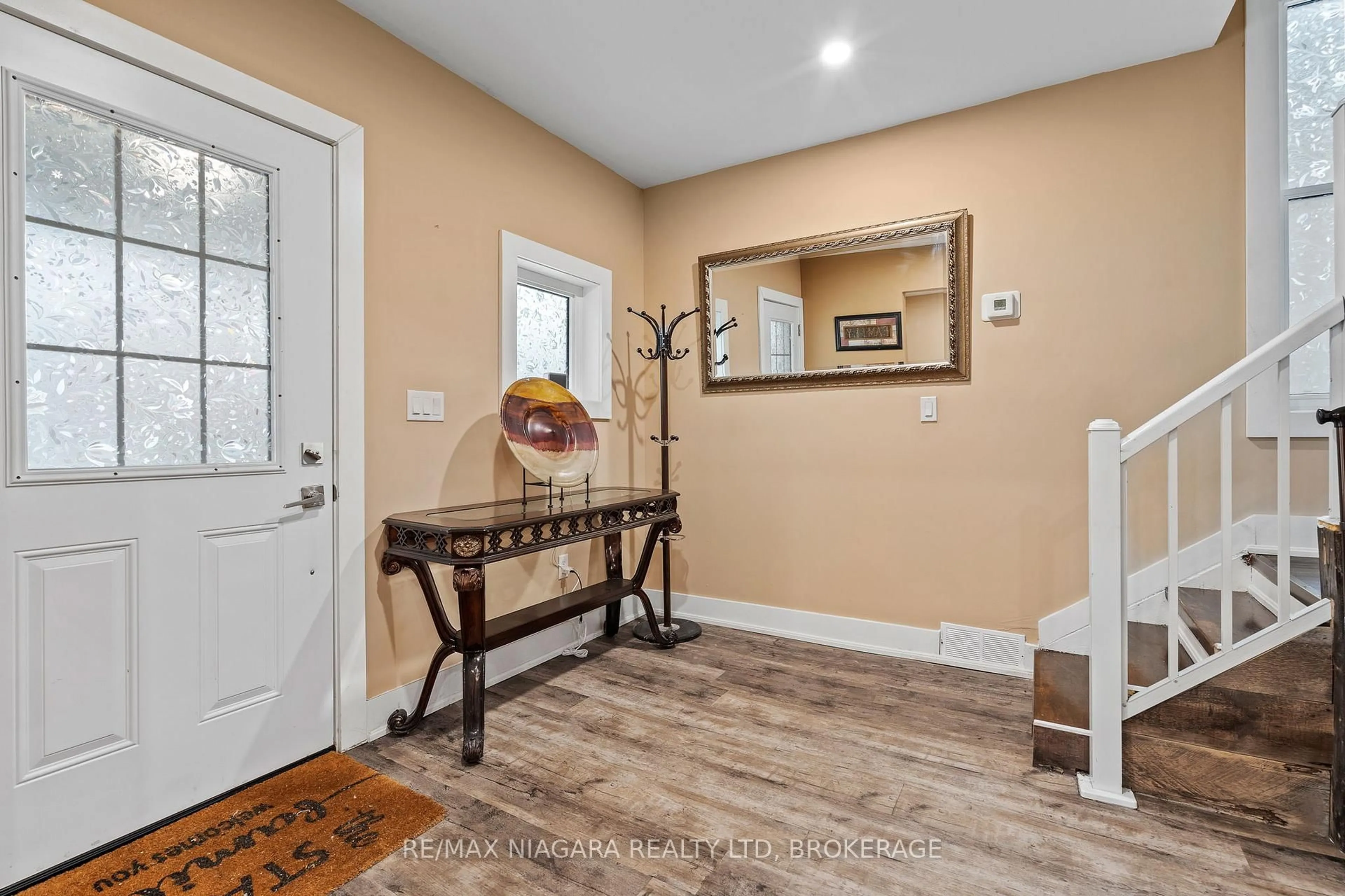 Indoor entryway for 42 Grove St, Welland Ontario L3B 4B4