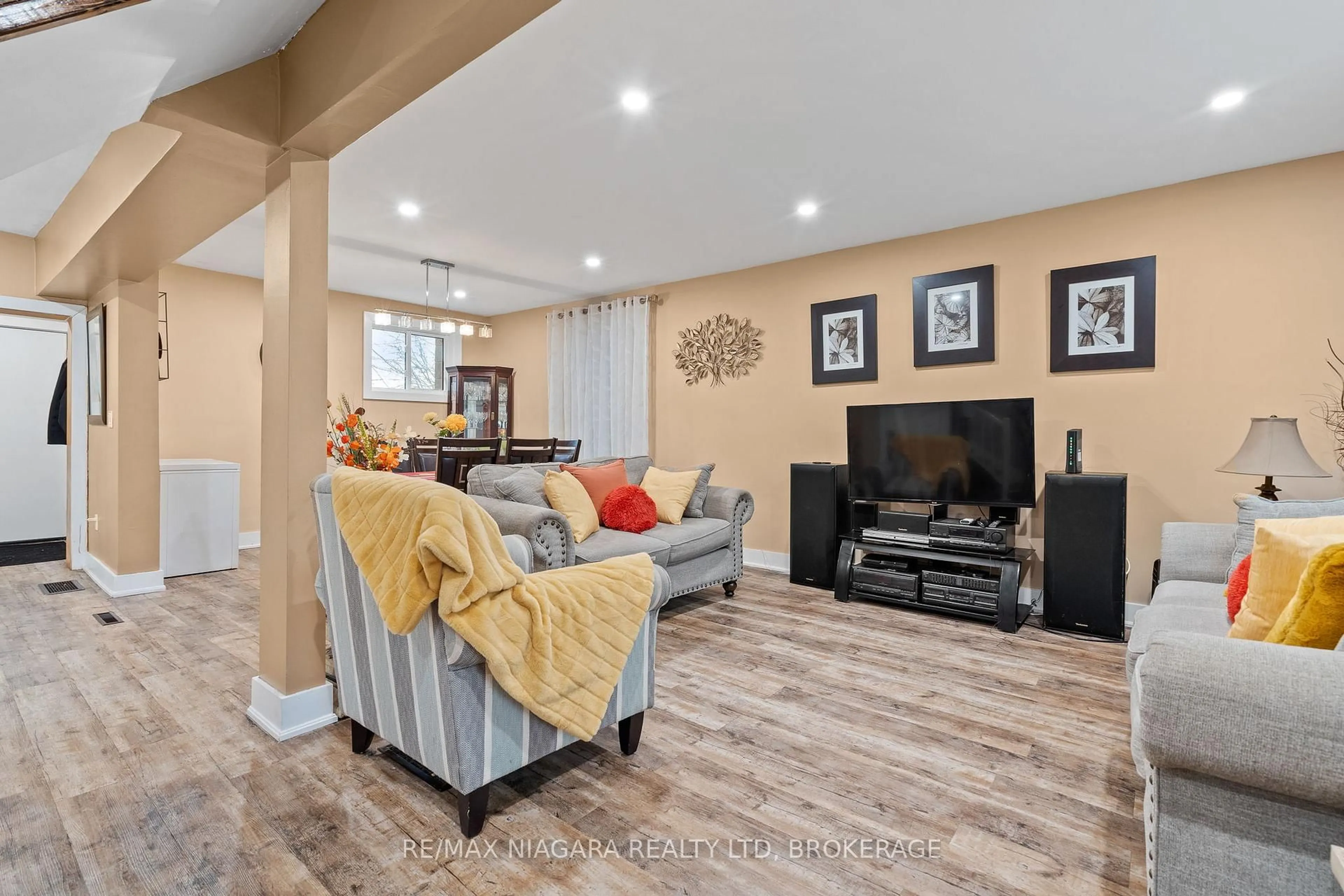 Living room with furniture, unknown for 42 Grove St, Welland Ontario L3B 4B4