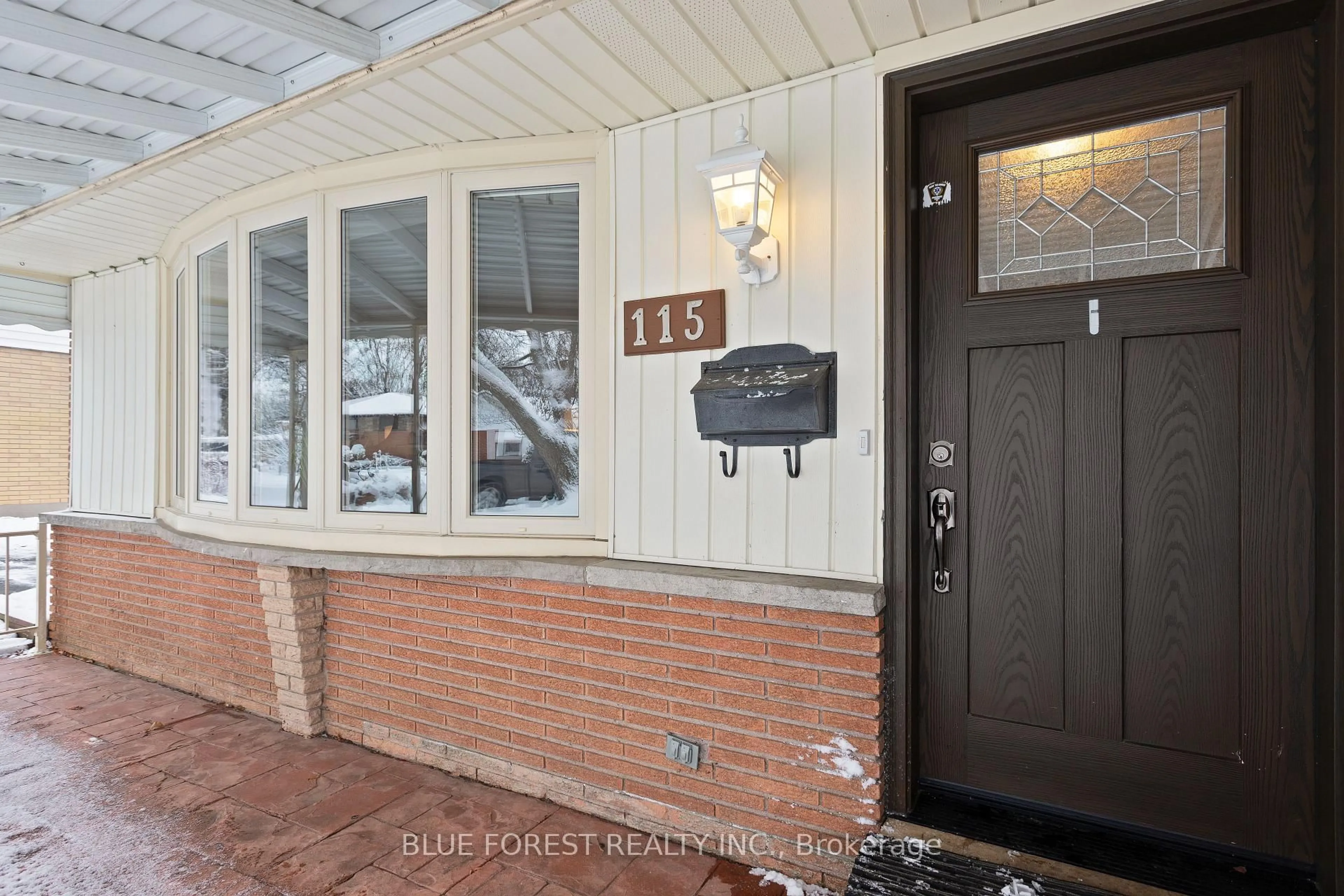Indoor entryway for 115 Honeysuckle Cres, London East Ontario N5Y 4P5