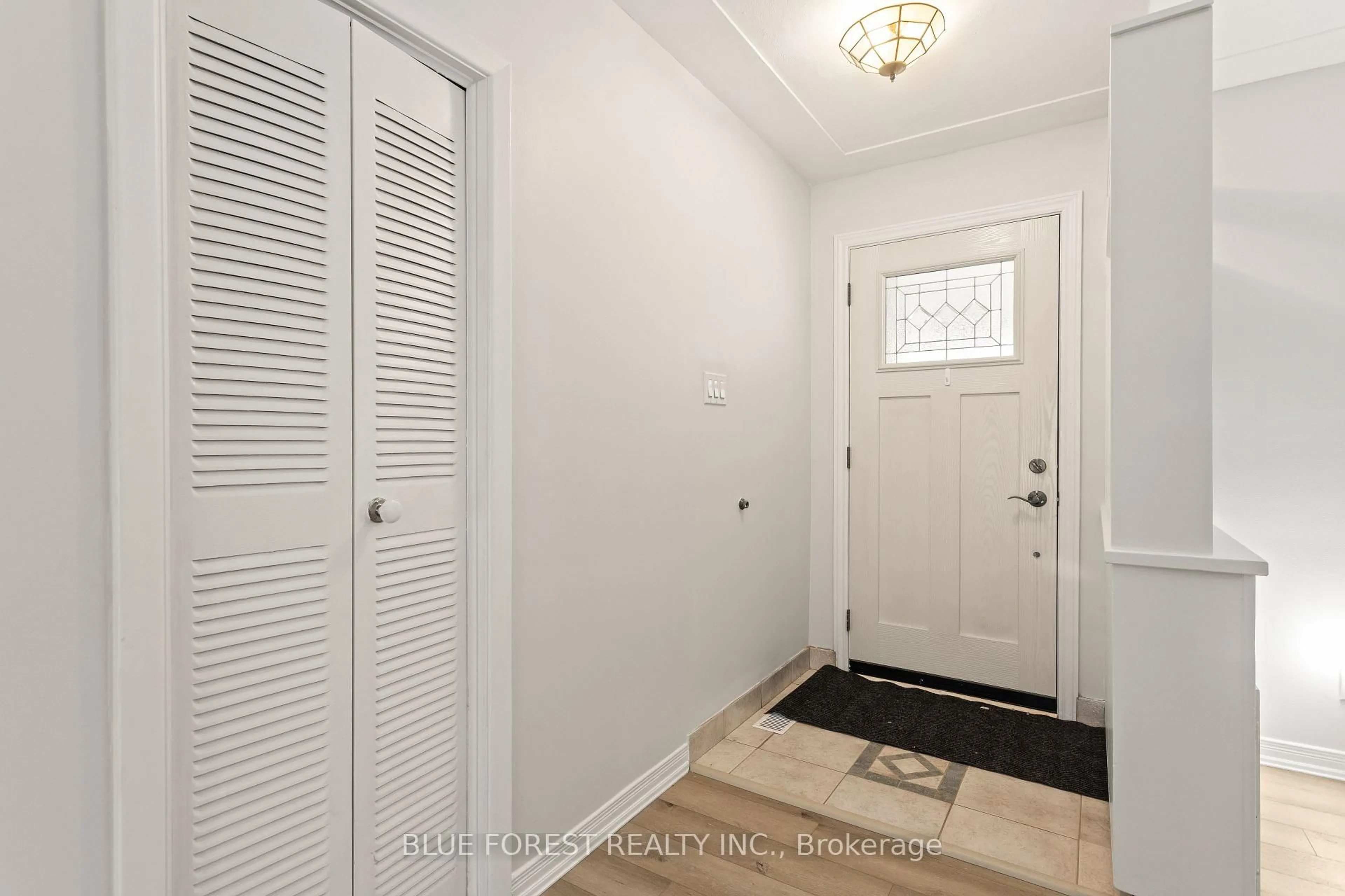Indoor entryway for 115 Honeysuckle Cres, London East Ontario N5Y 4P5