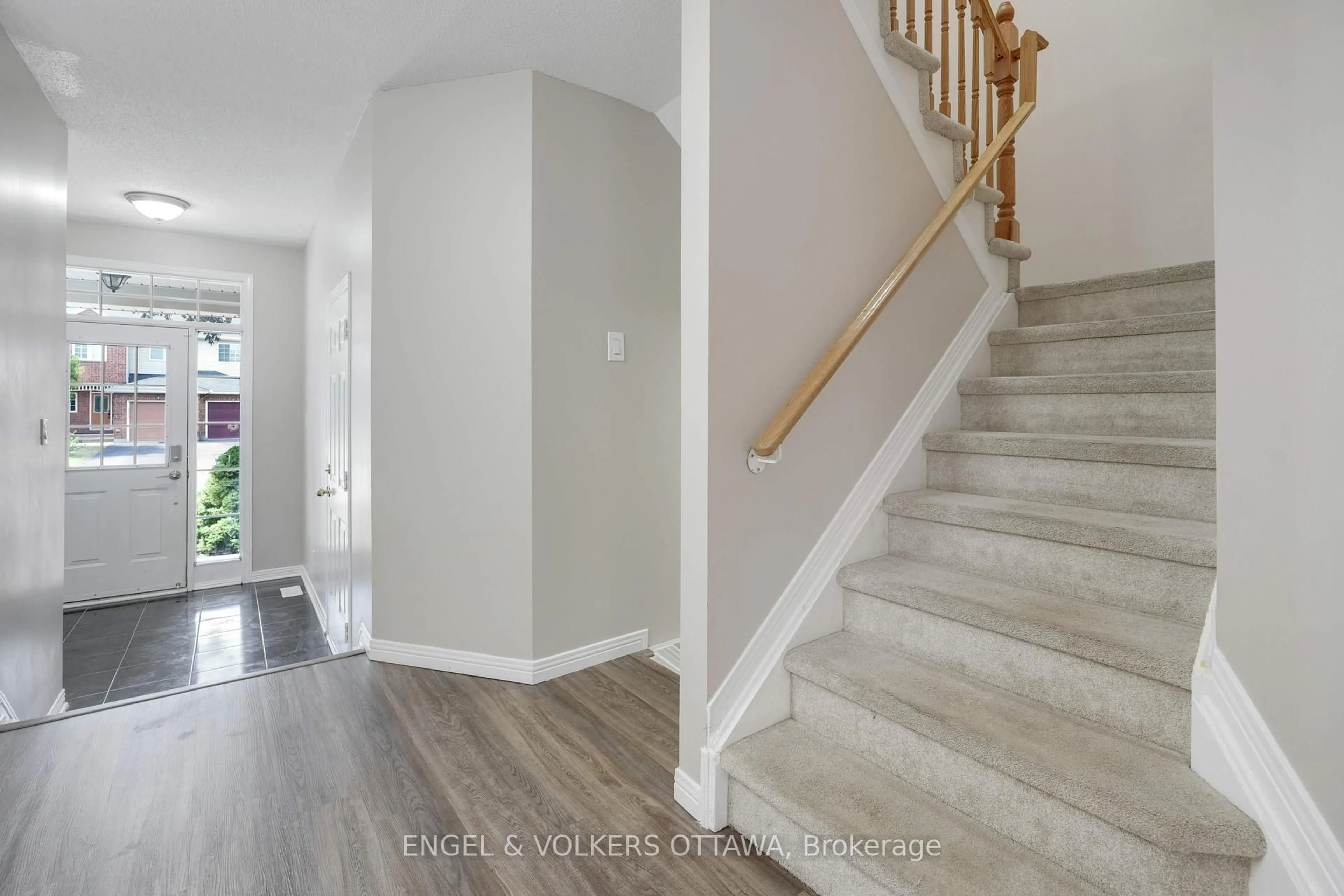 Indoor entryway for 551 Wild Shore Cres, Ottawa Ontario K1V 1S9