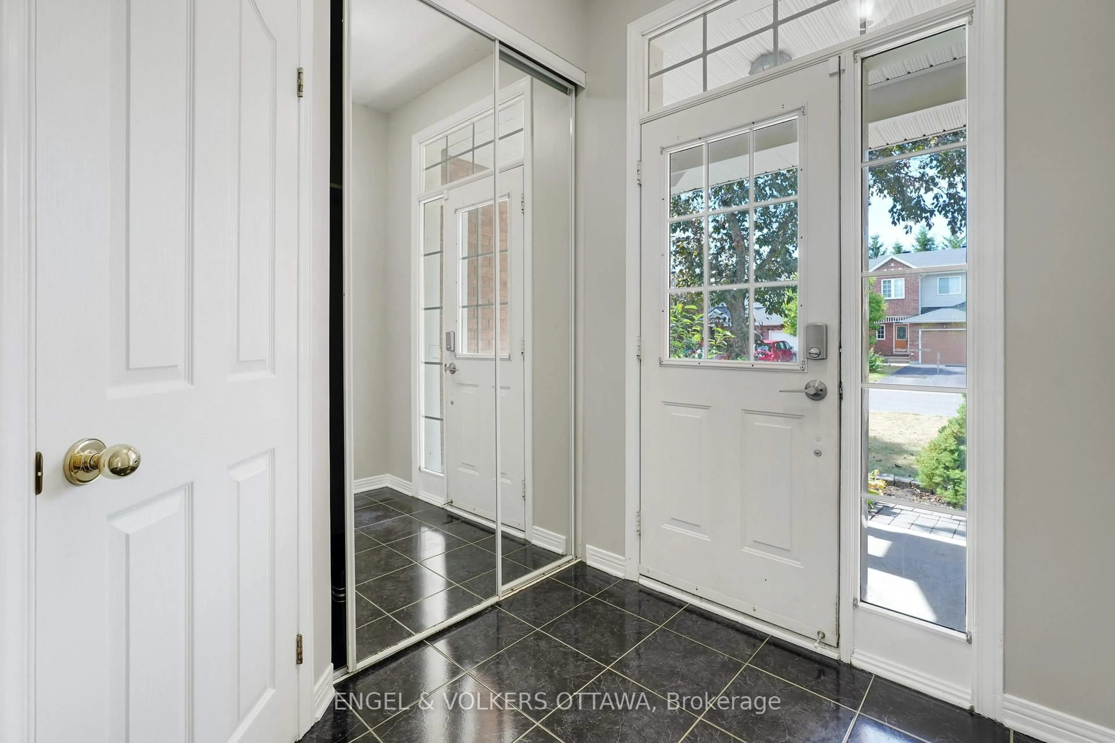 Indoor entryway for 551 Wild Shore Cres, Ottawa Ontario K1V 1S9