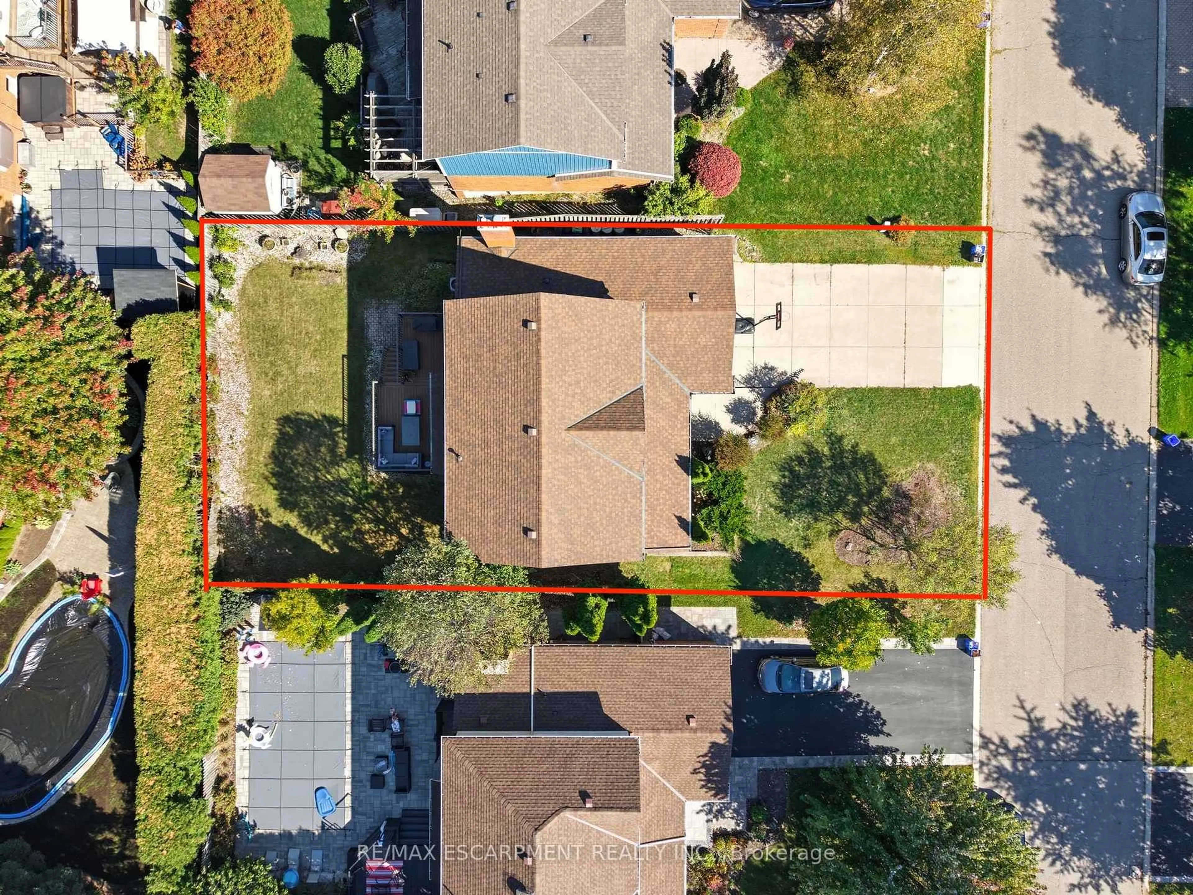 A pic from outside/outdoor area/front of a property/back of a property/a pic from drone, street for 275 Cornwallis Rd, Hamilton Ontario L9G 3Y9