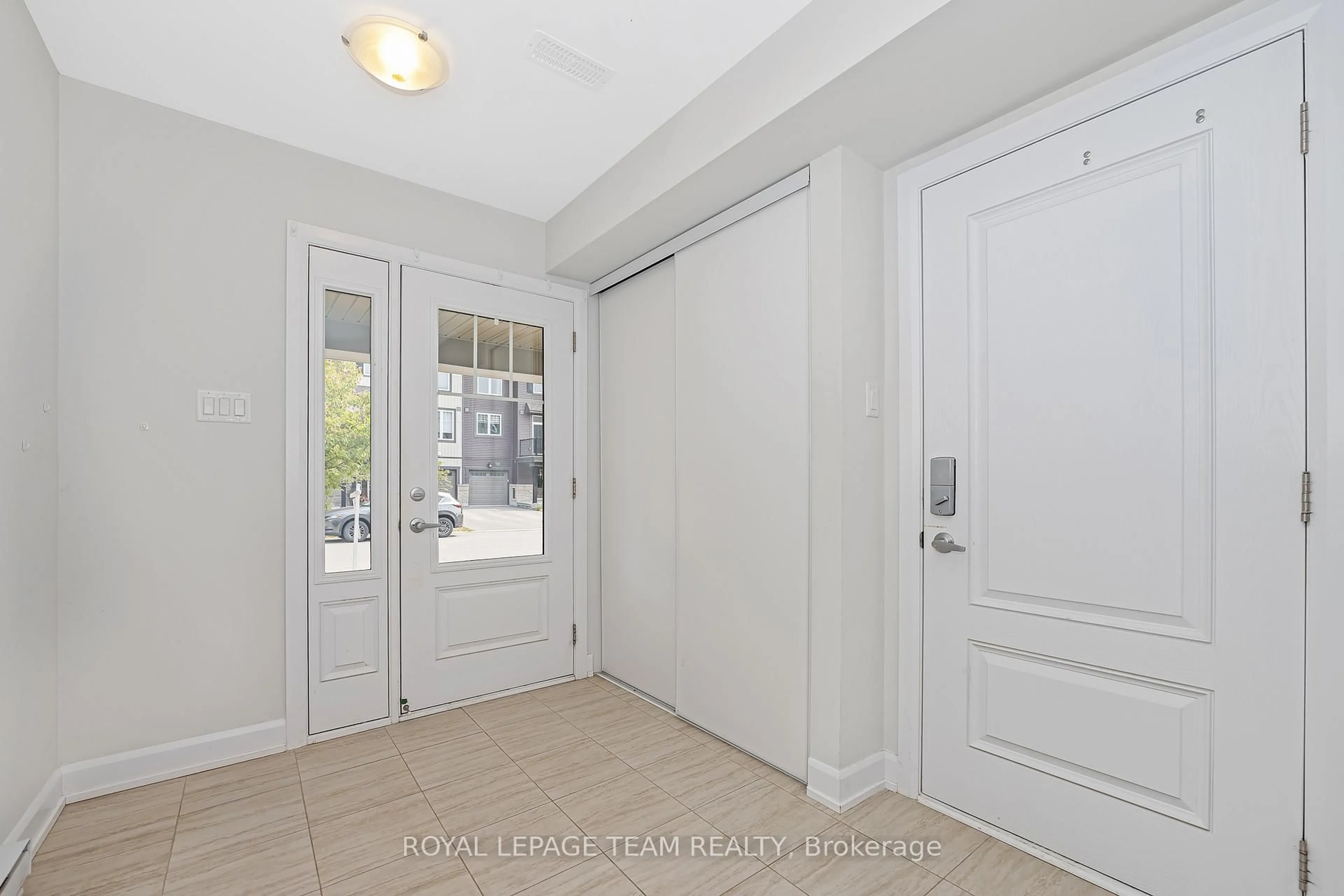 Indoor entryway for 515 Clemency Cres, Ottawa Ontario K2J 6R7