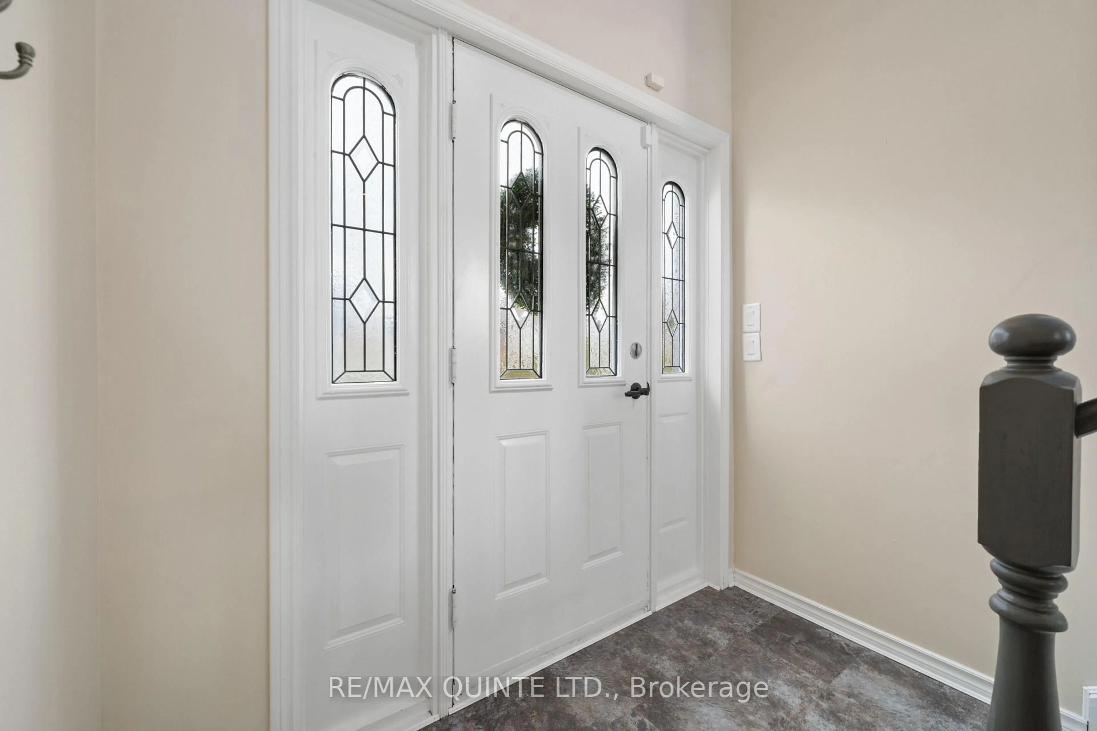 Indoor entryway for 94 Cloverleaf Dr, Belleville Ontario K8N 4Z5