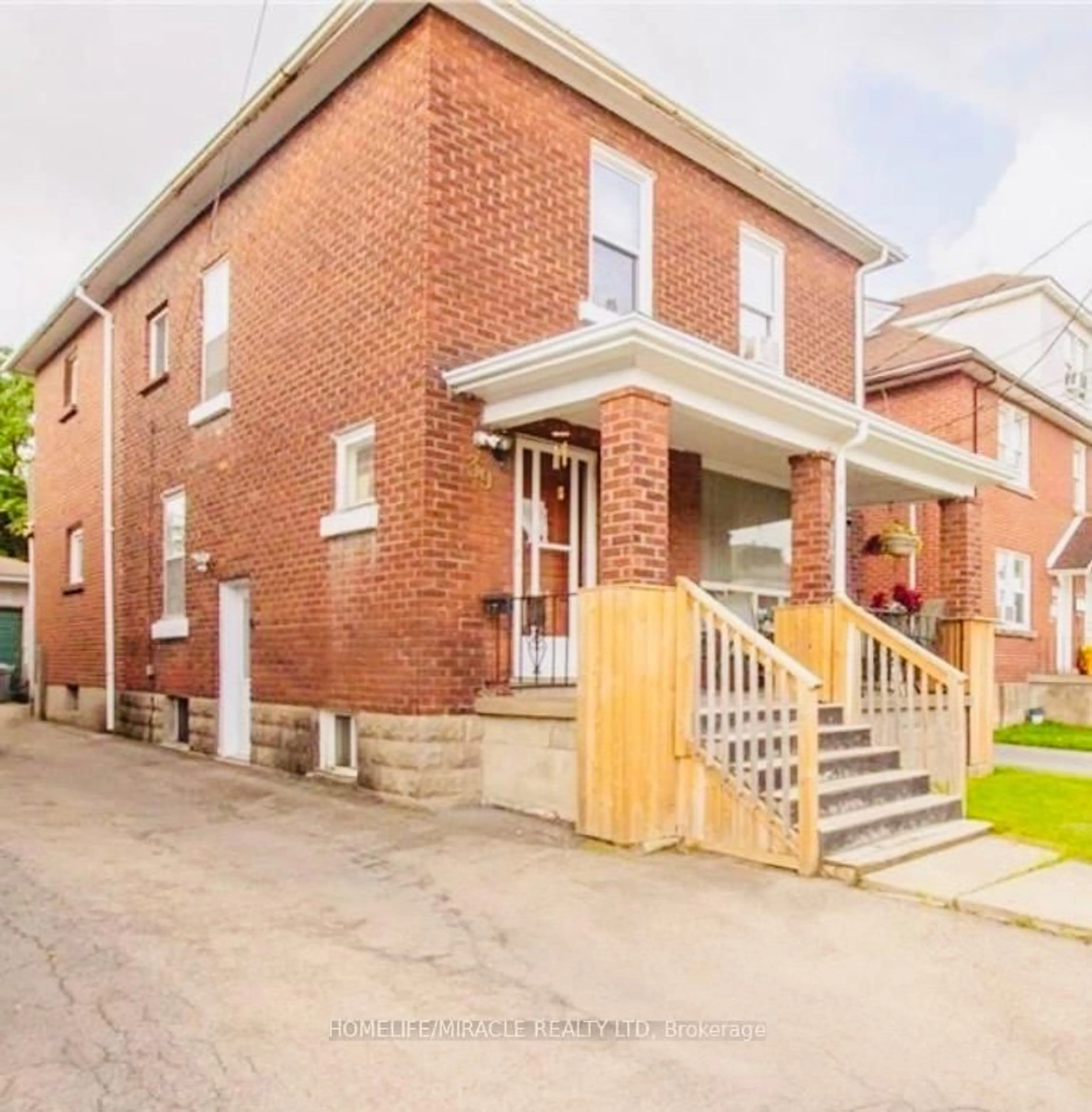 Home with brick exterior material, building for 39 Park Street Welland, Welland Ontario L3B 4M3