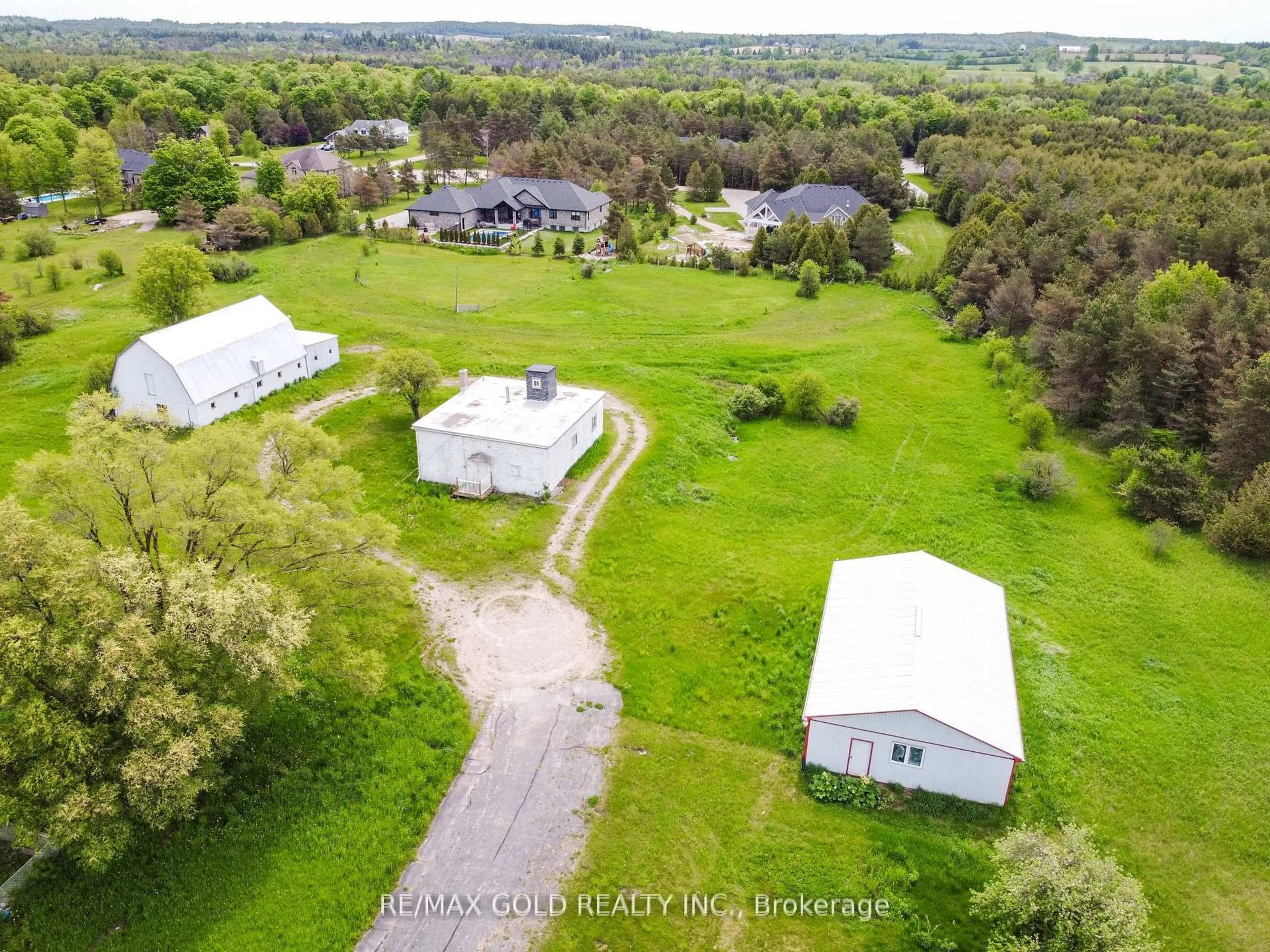 A pic from outside/outdoor area/front of a property/back of a property/a pic from drone, unknown for 769 Stone Rd, Guelph Ontario N1L 1B8