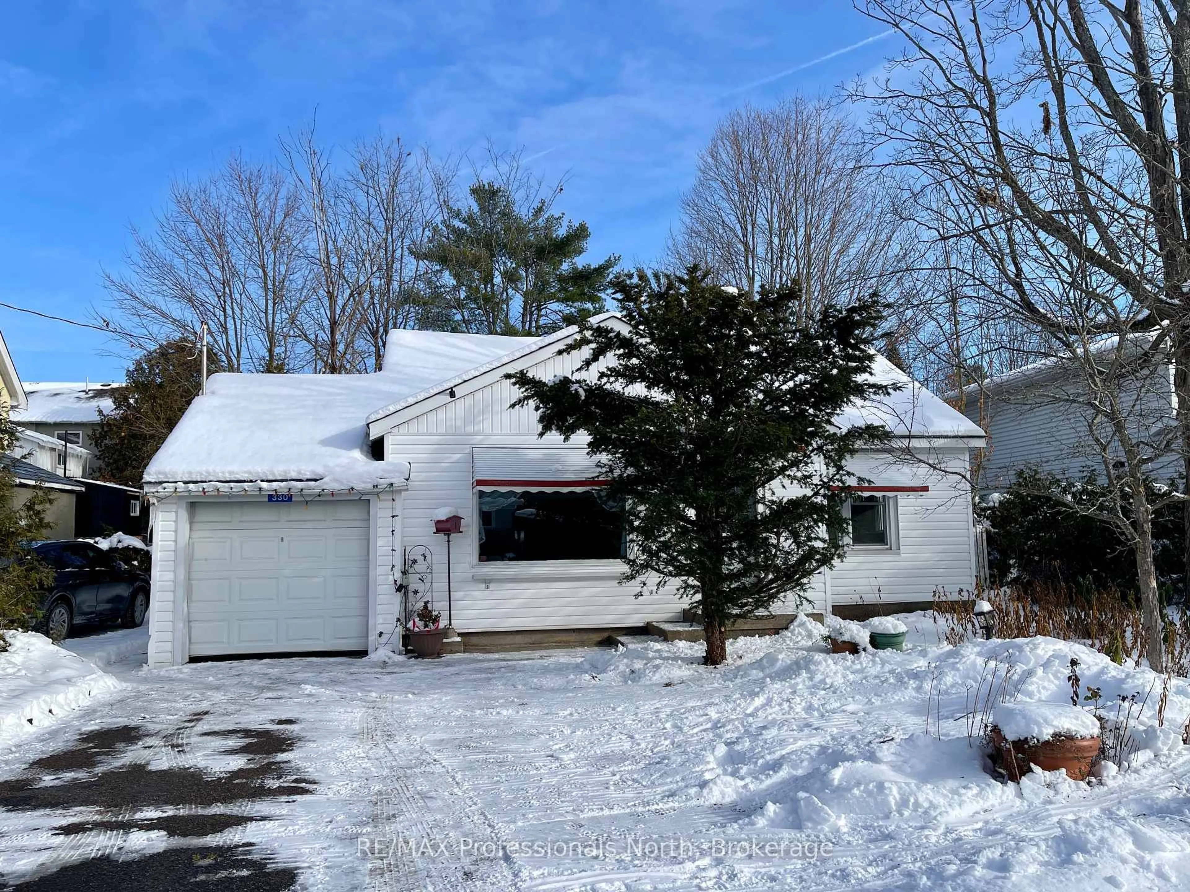 Home with vinyl exterior material, street for 330 John St, Gravenhurst Ontario P1P 1J1