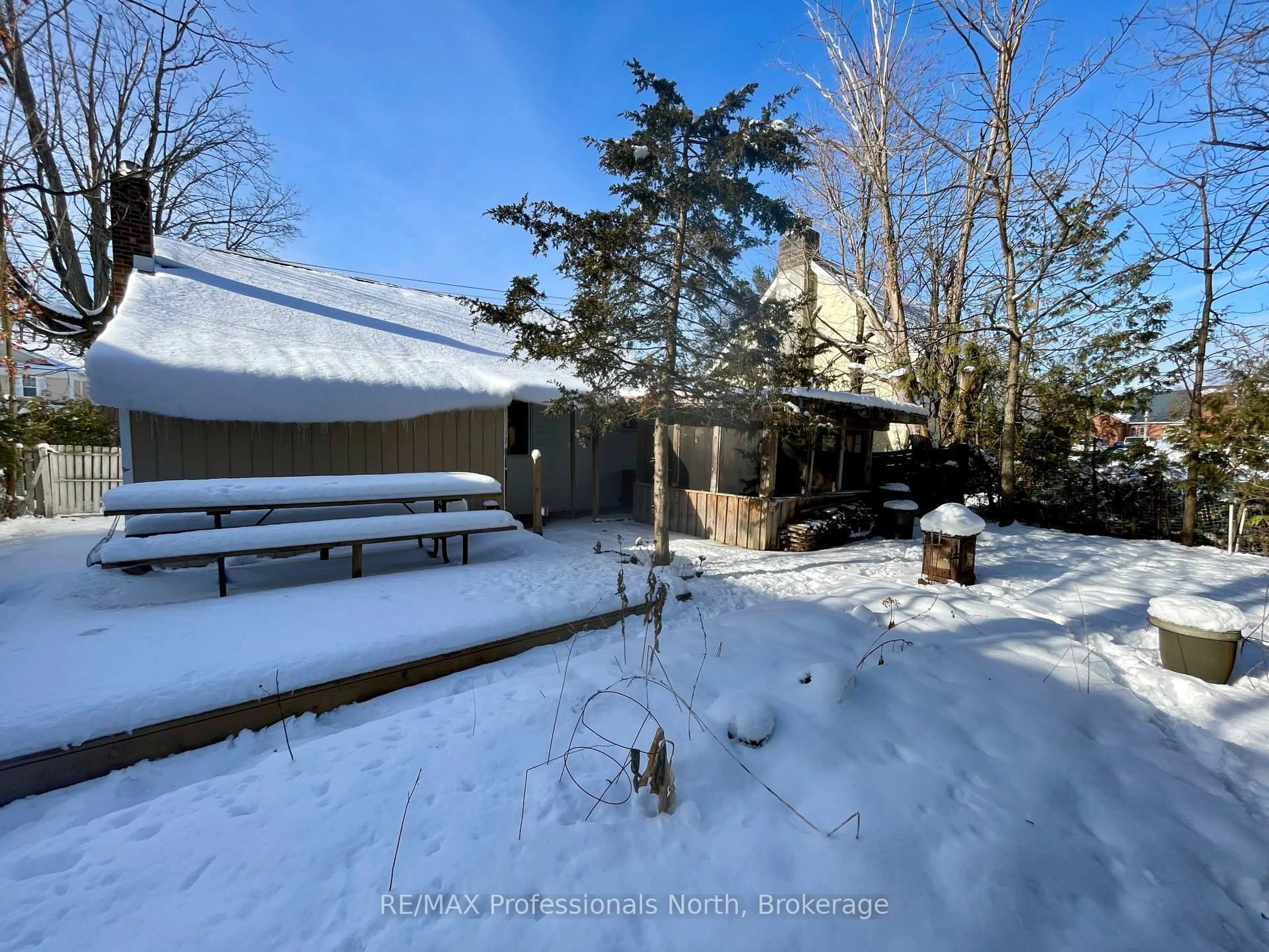 A pic from outside/outdoor area/front of a property/back of a property/a pic from drone, unknown for 330 John St, Gravenhurst Ontario P1P 1J1