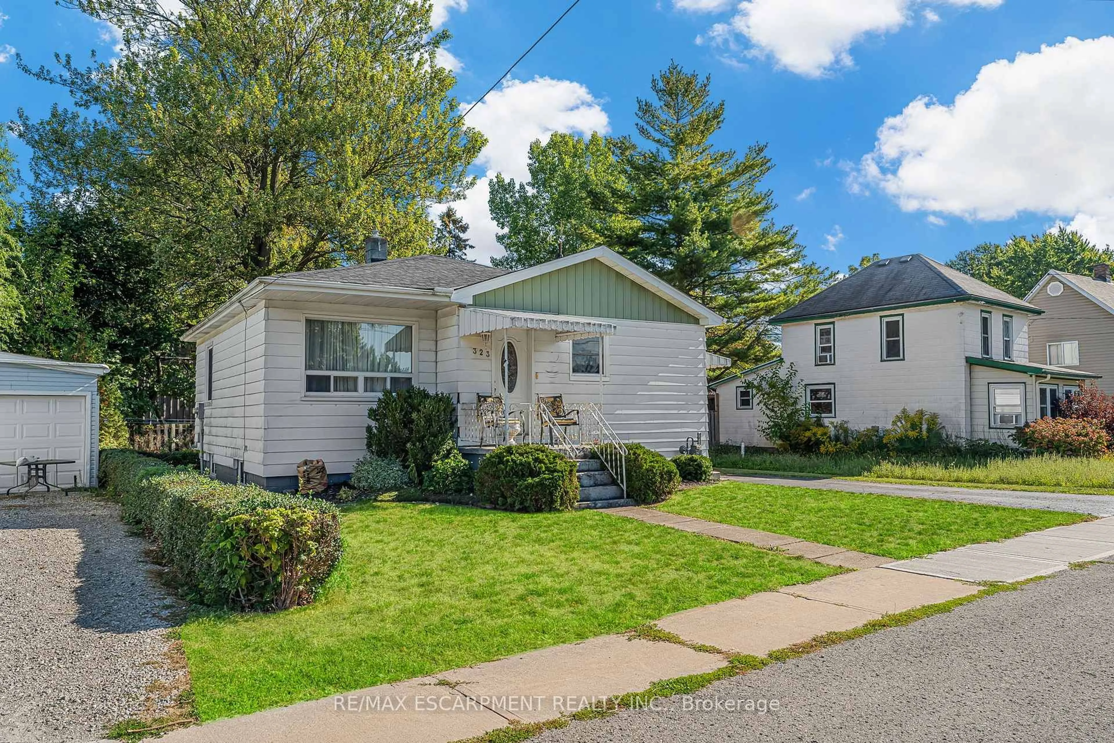 Home with vinyl exterior material, street for 323 NORTH CAYUGA St, Haldimand Ontario N1A 1P4