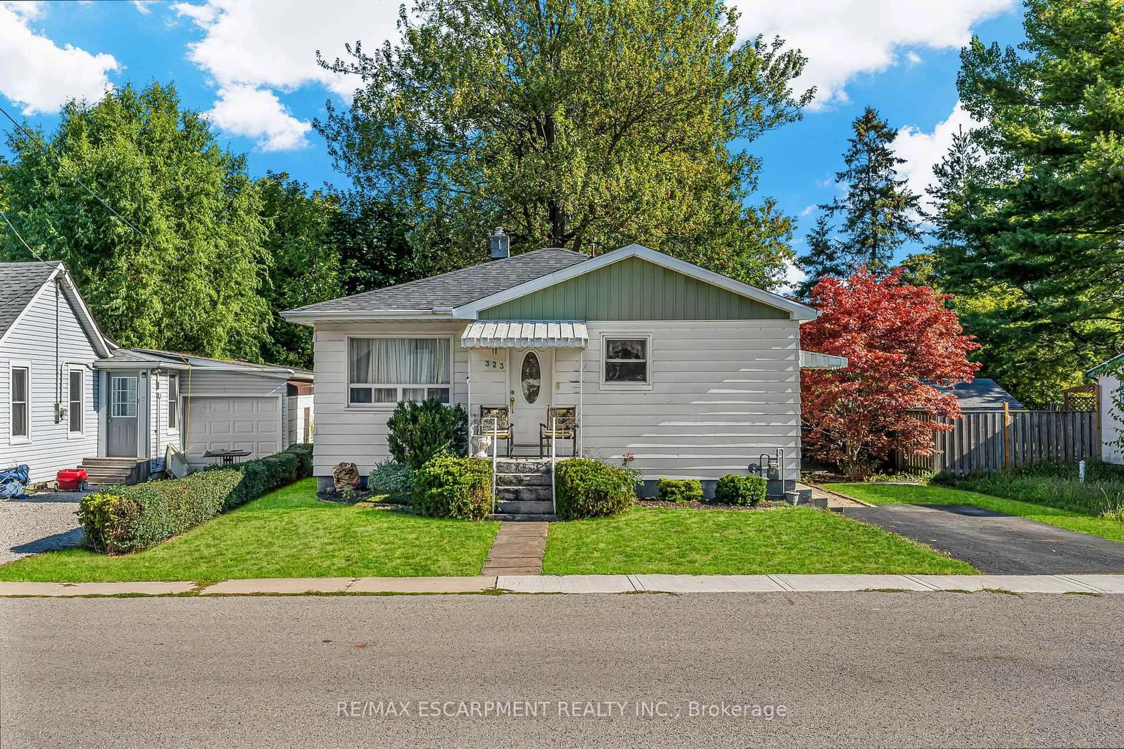 Home with vinyl exterior material, street for 323 NORTH CAYUGA St, Haldimand Ontario N1A 1P4