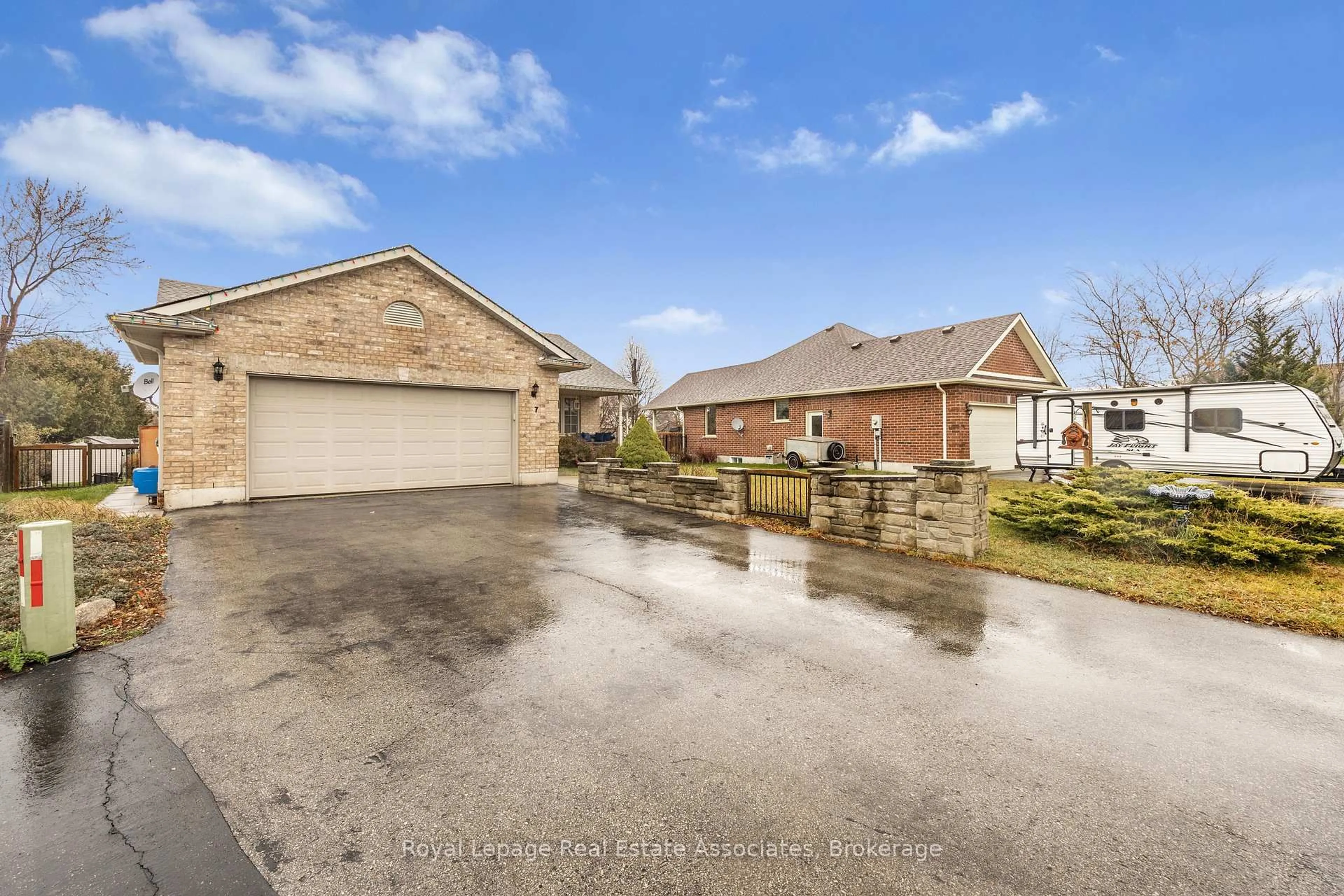 A pic from outside/outdoor area/front of a property/back of a property/a pic from drone, street for 7 Fairfield Crt, Norfolk Ontario N4B 0A1