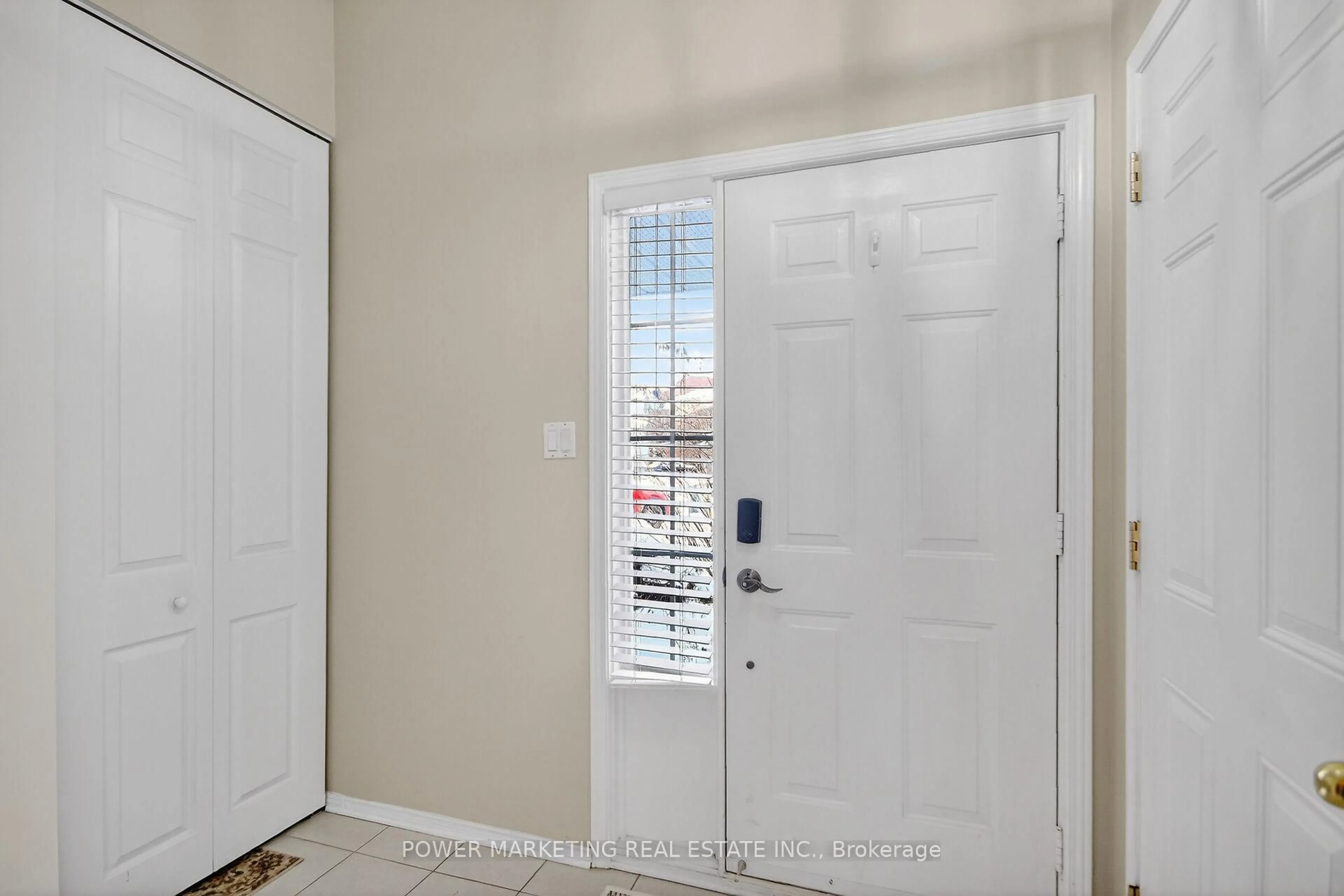 Indoor entryway for 6410 Sablewood Pl, Ottawa Ontario K1C 7L7