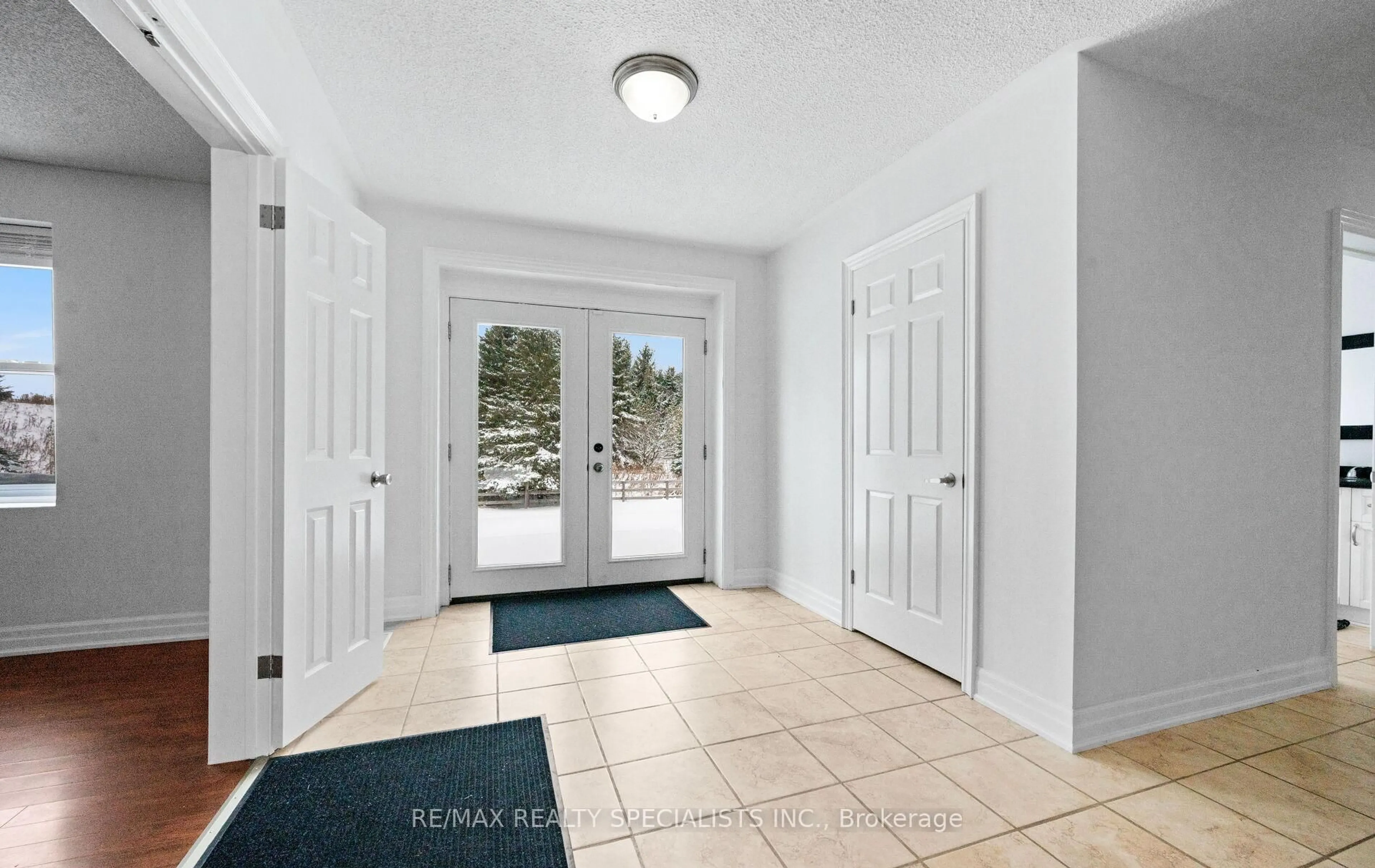 Indoor entryway for 427194 25th Sdrd, Mono Ontario L9V 1E6