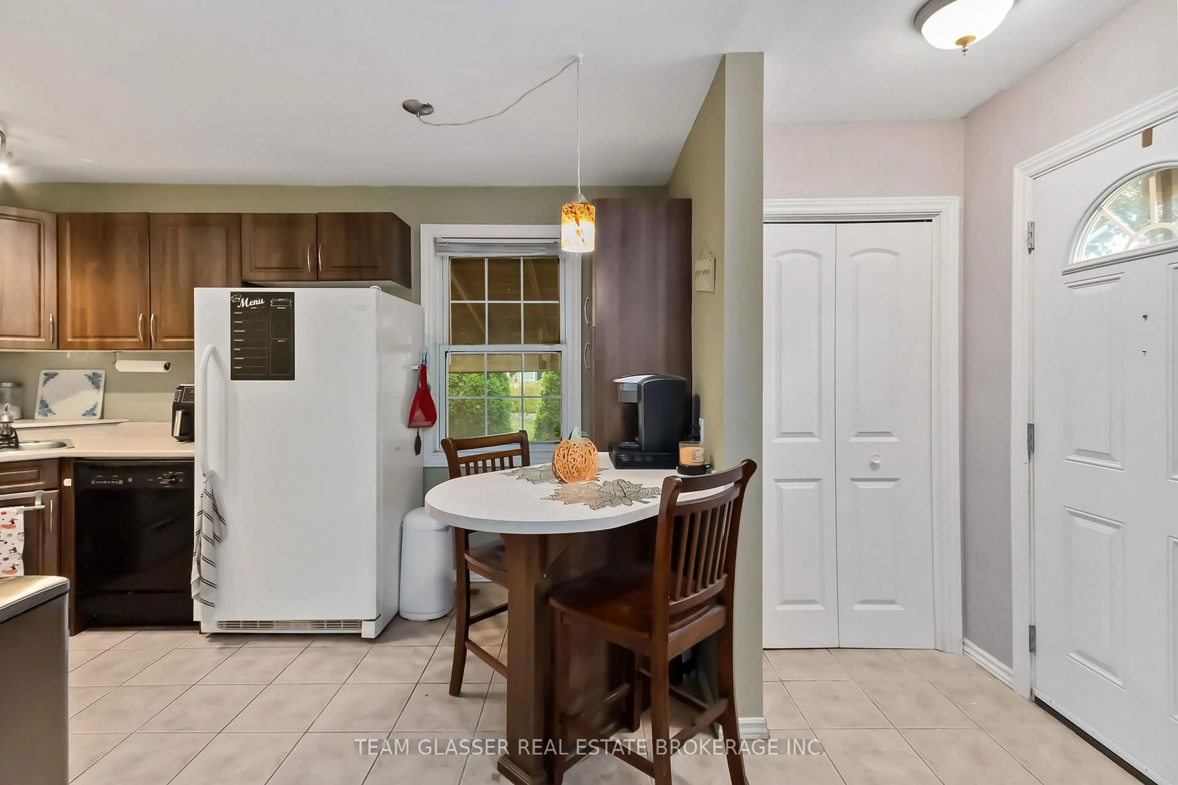 Open concept kitchen, ceramic/tile floor for 1 CYPRESS St, St. Thomas Ontario N5R 1N2