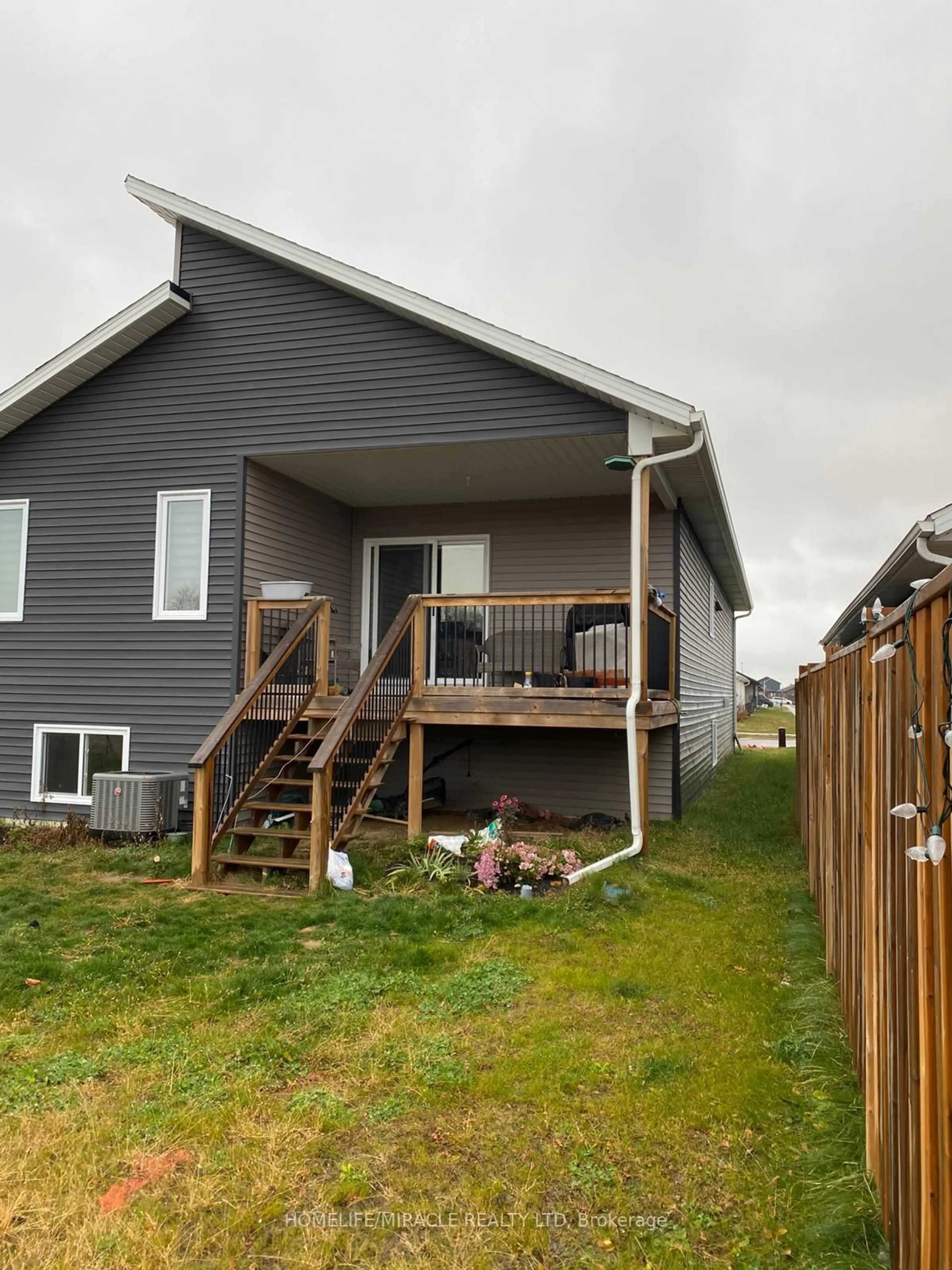 Home with vinyl exterior material, mountain view for 223 Manning Dr, Chatham-Kent Ontario N7M 0S5