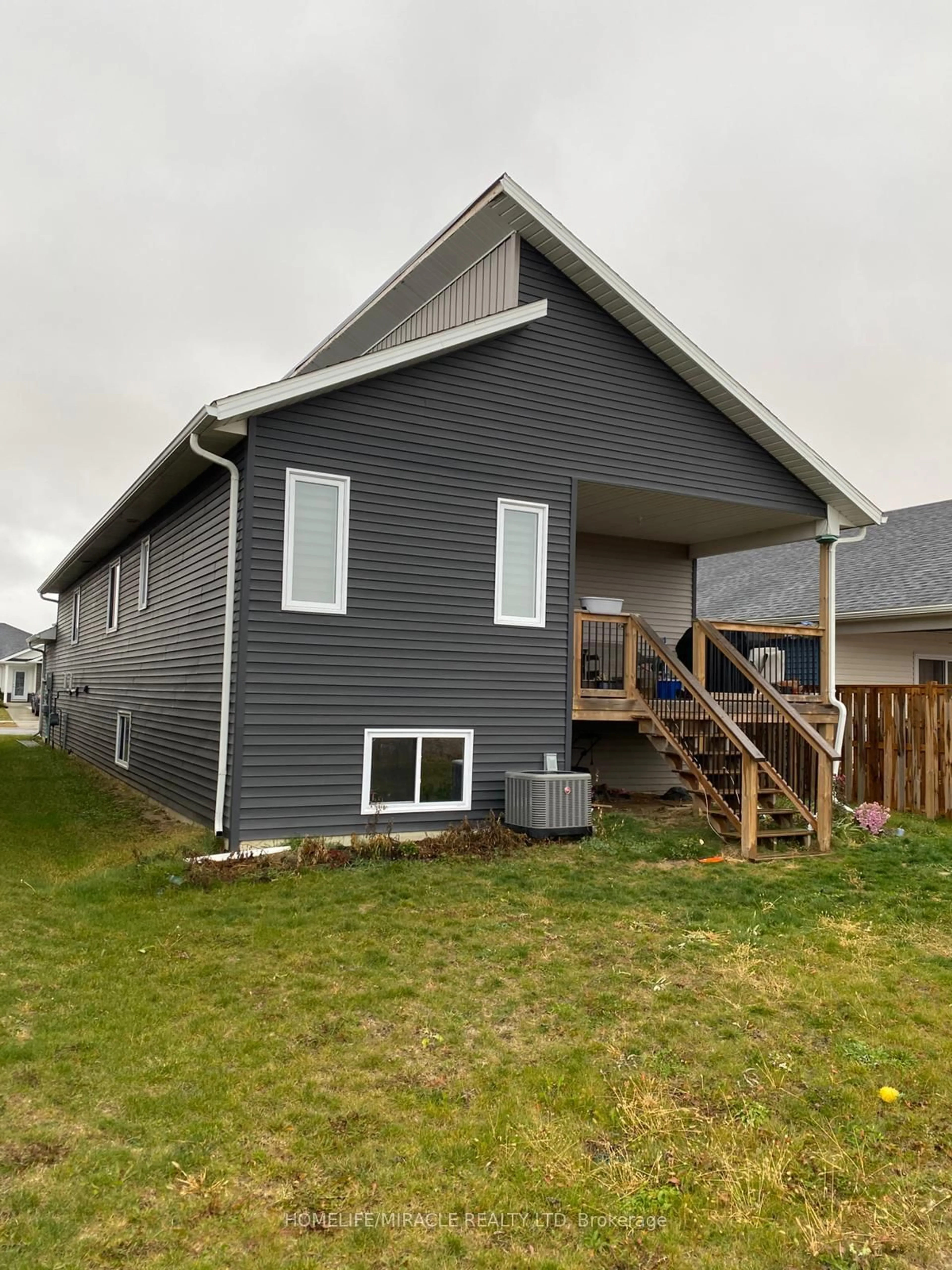 Home with vinyl exterior material, unknown for 223 Manning Dr, Chatham-Kent Ontario N7M 0S5