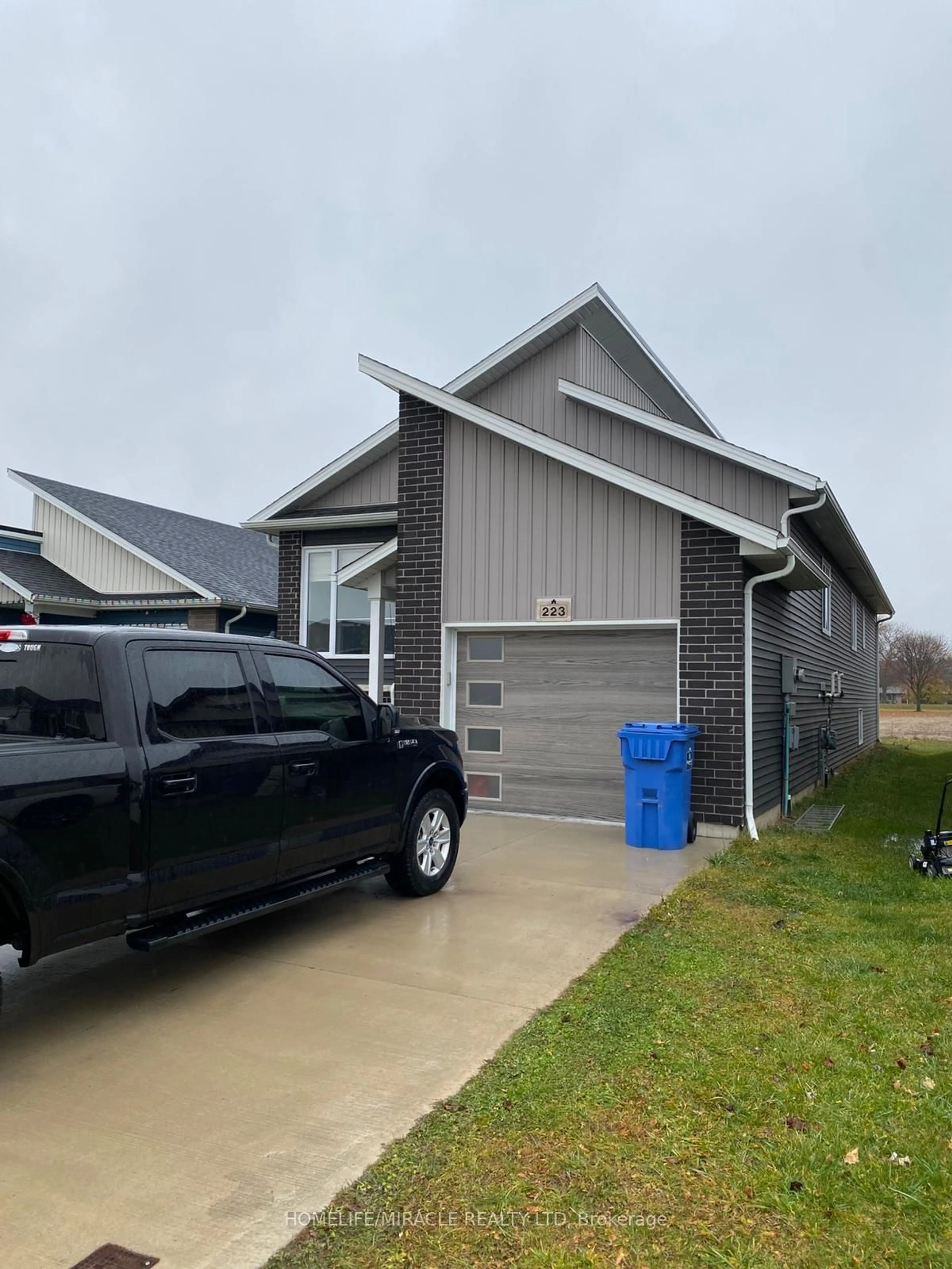 Home with vinyl exterior material, street for 223 Manning Dr, Chatham-Kent Ontario N7M 0S5