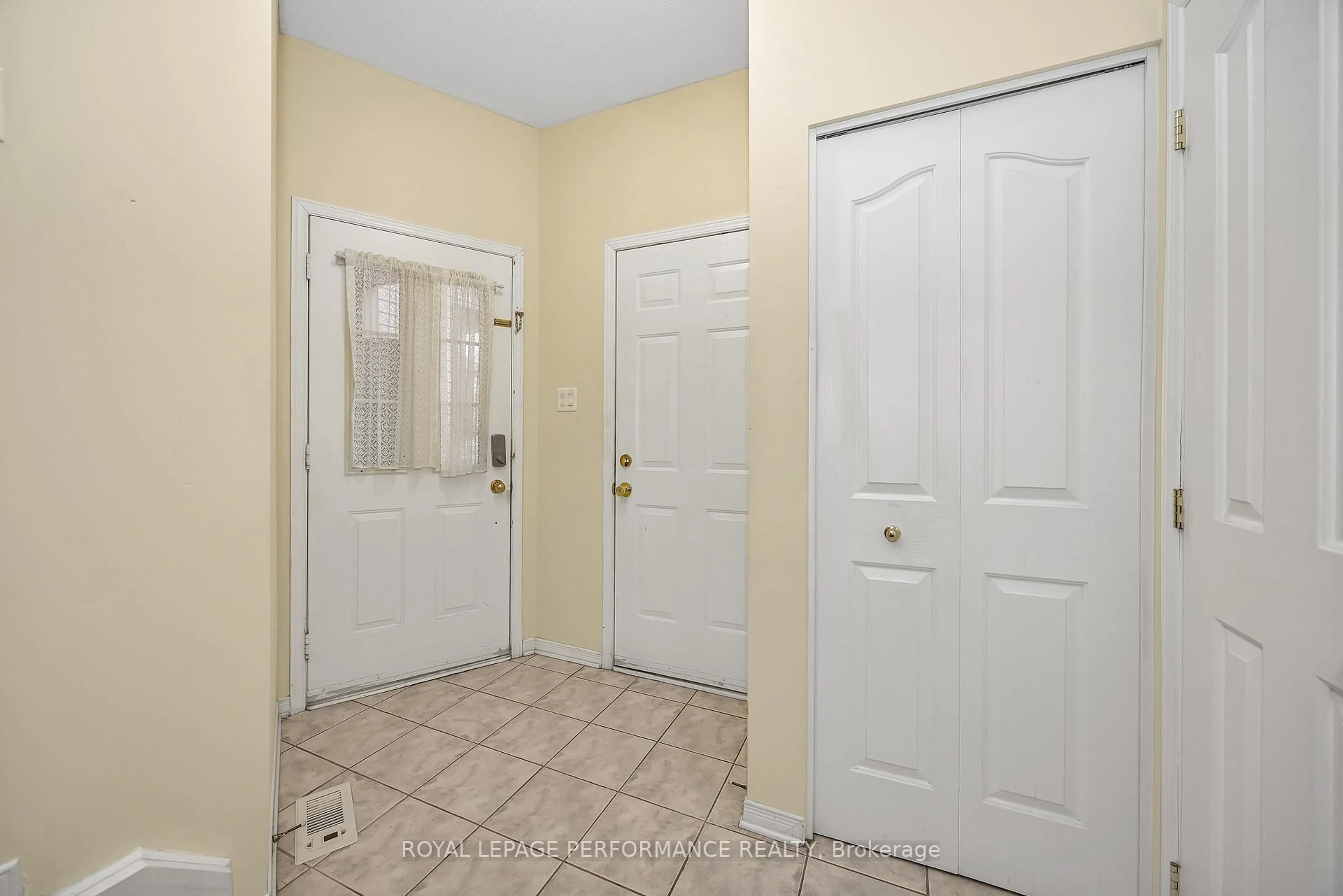 Indoor entryway for 2004 Breezewood St, Ottawa Ontario K4A 4S6