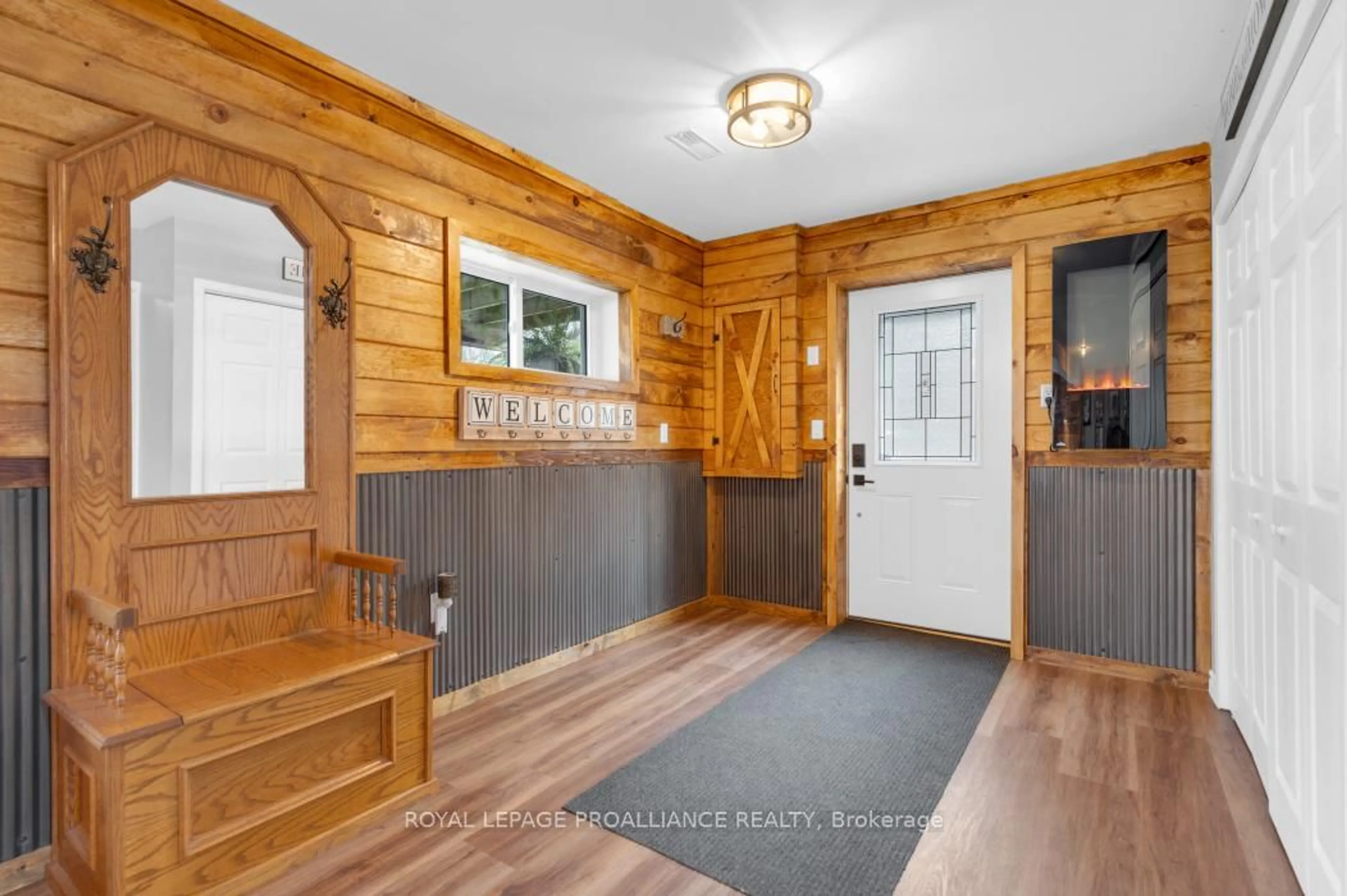 Indoor entryway for 17206 Highway 41, Cloyne Ontario K0H 1K0