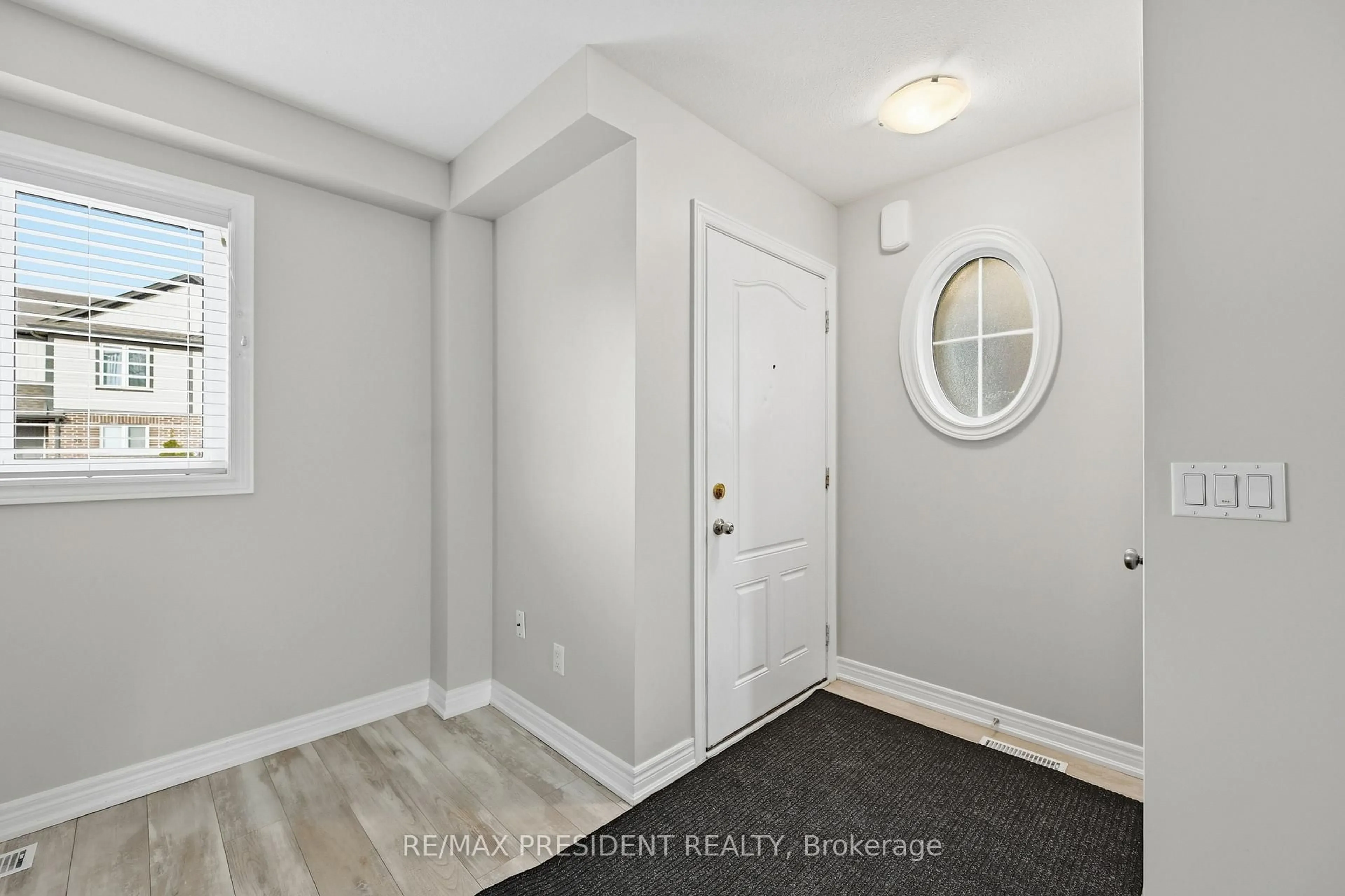Indoor entryway for 7768 Ascot Circ #26, Niagara Falls Ontario L2H 3P9