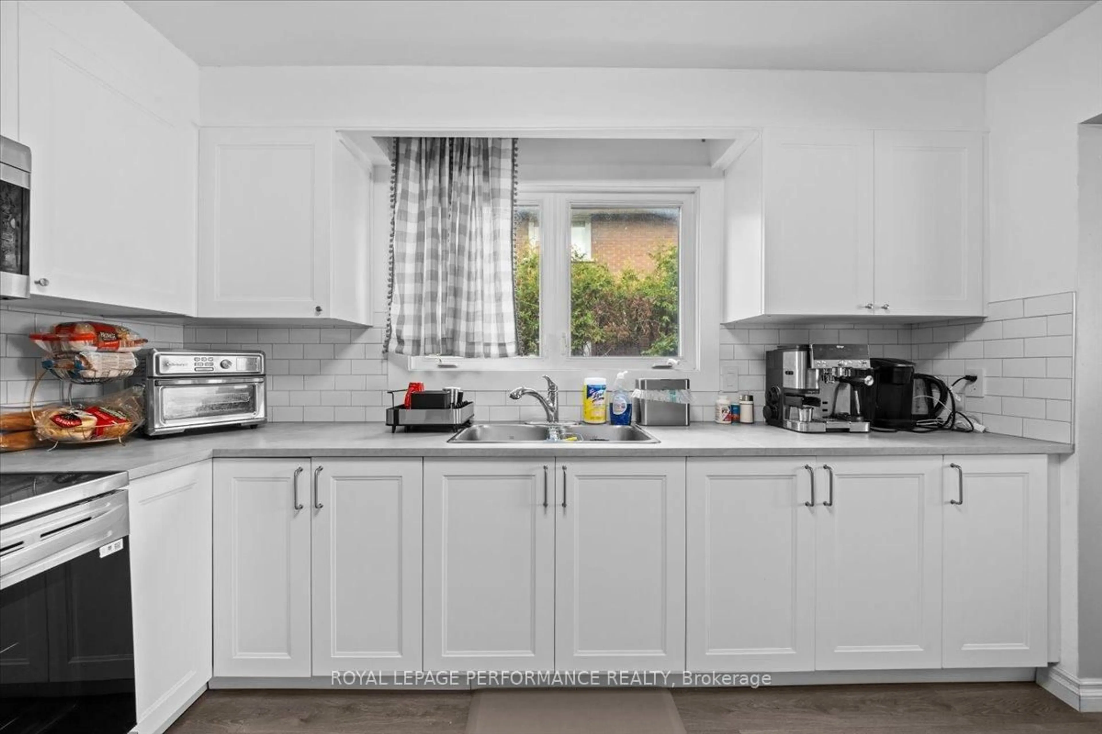 Standard kitchen, ceramic/tile floor for 1702 Russell Rd, Ottawa Ontario K1G 0M9