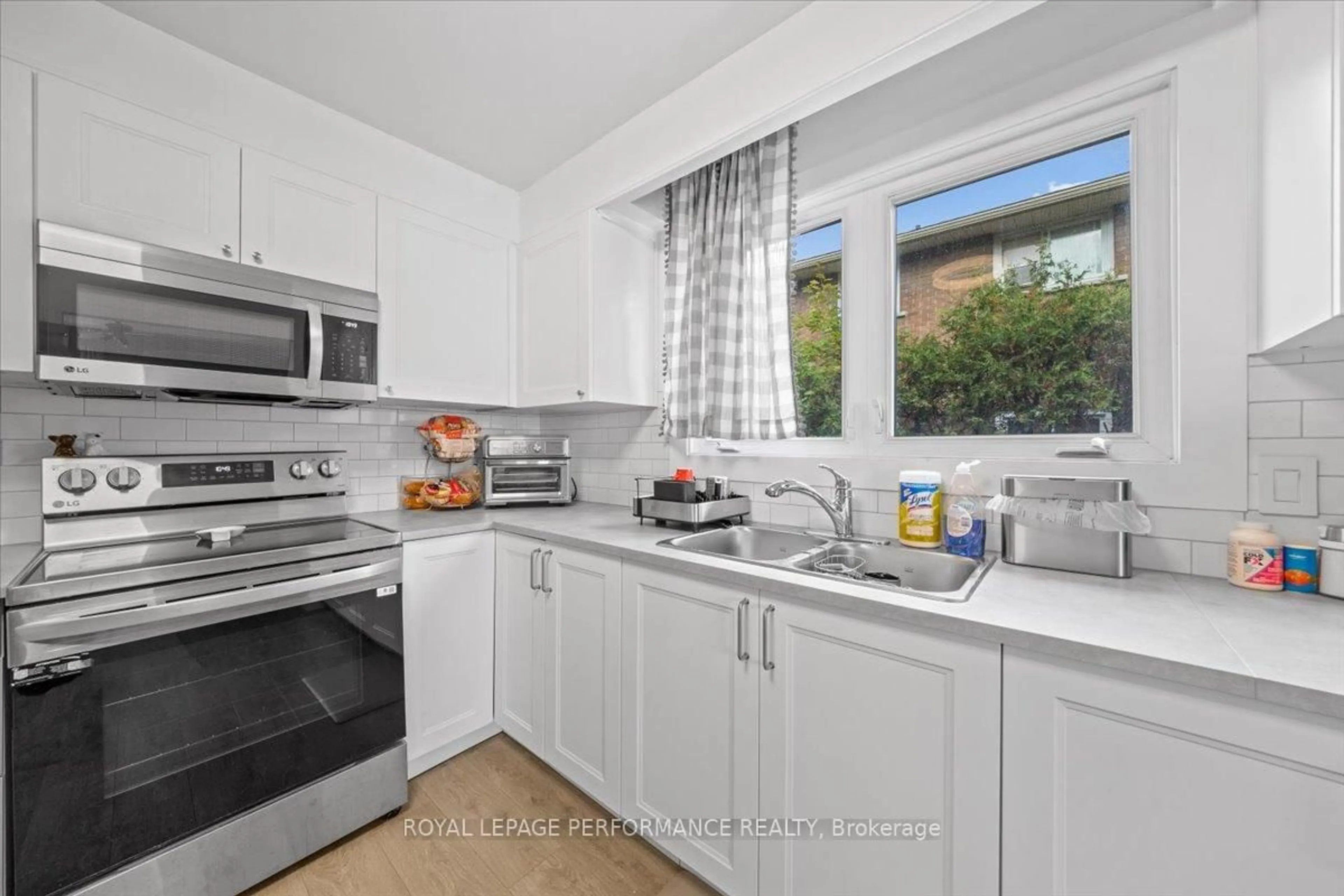 Standard kitchen, ceramic/tile floor for 1702 Russell Rd, Ottawa Ontario K1G 0M9