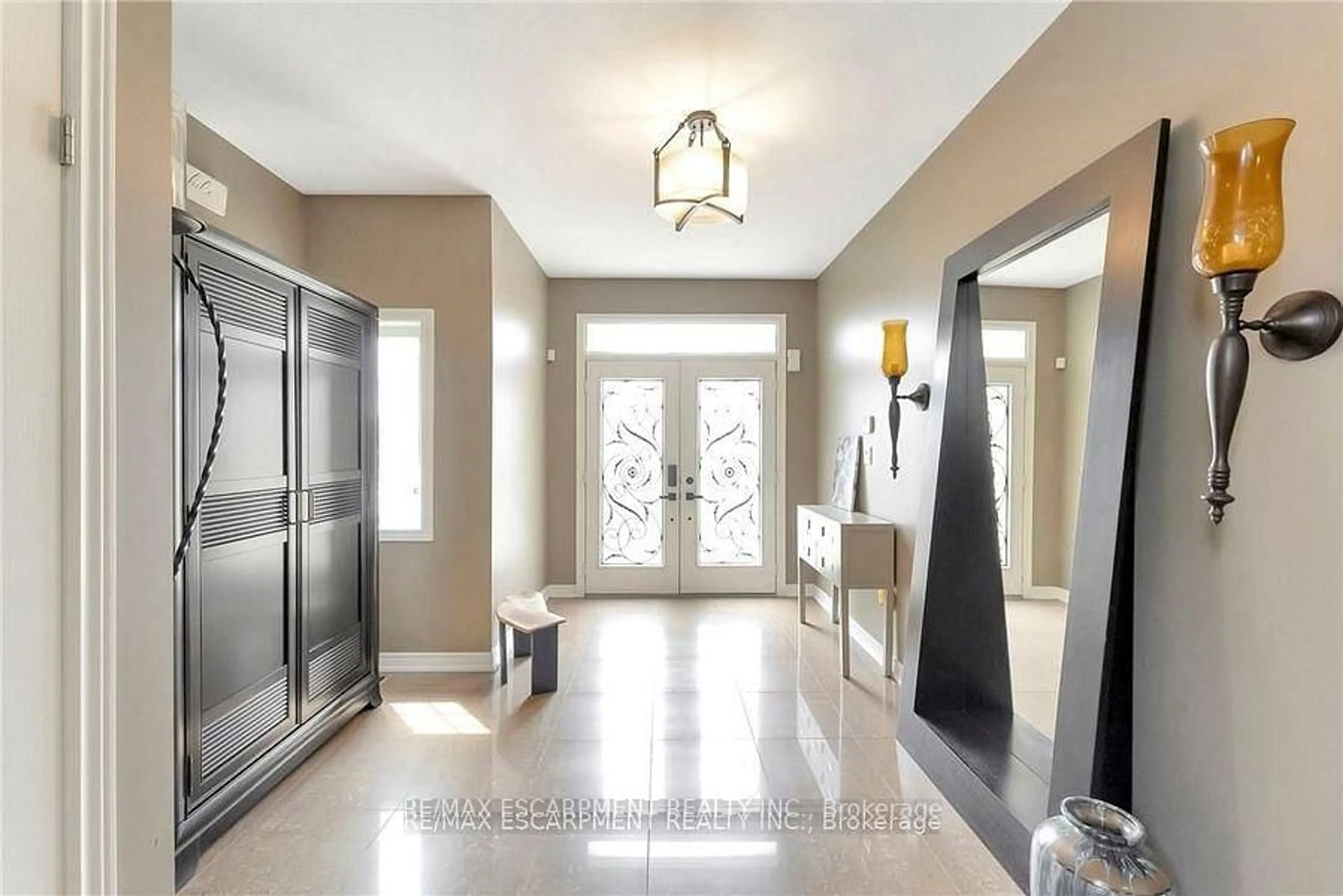 Indoor entryway for 349 Valridge Dr, Hamilton Ontario L9G 0B1