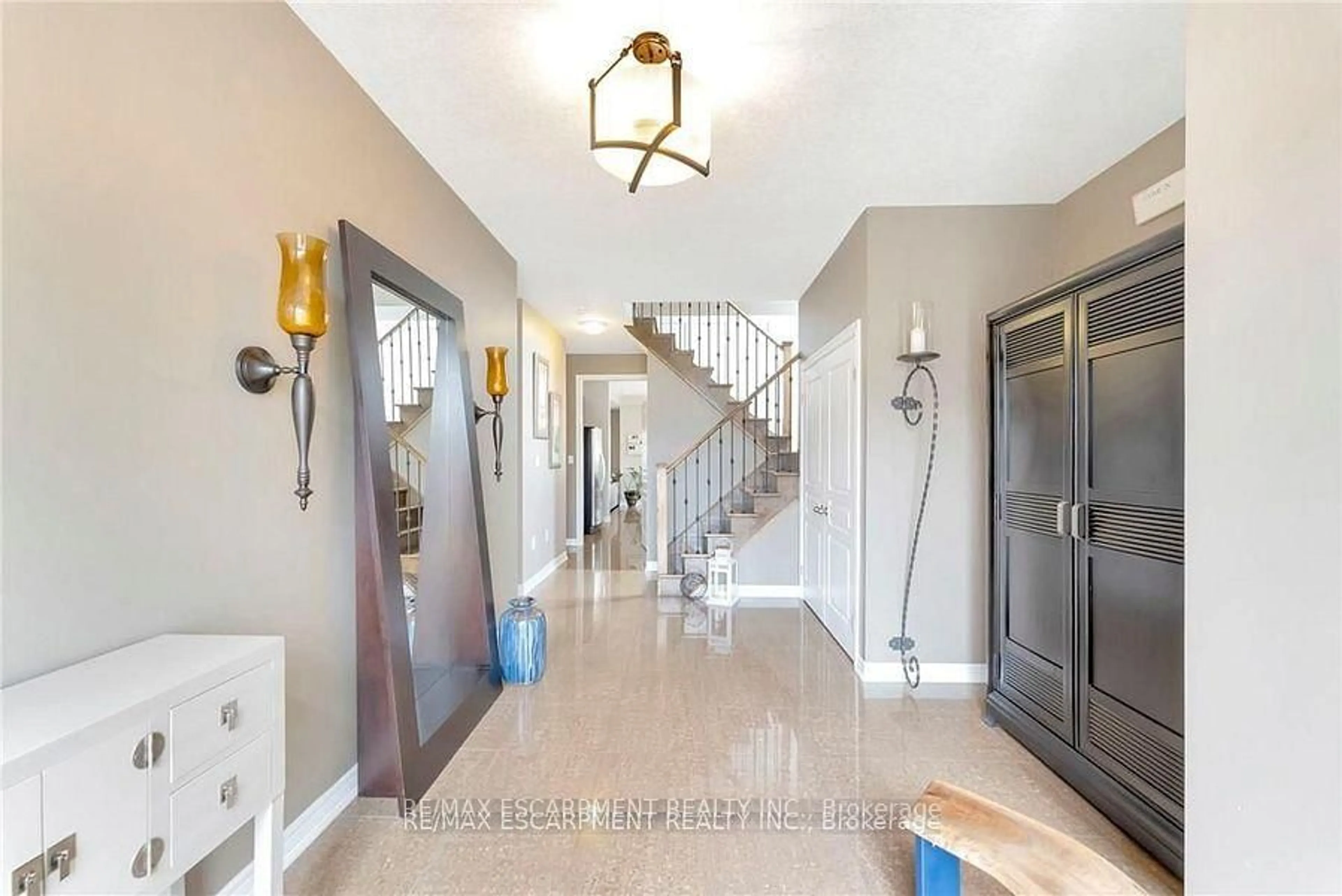 Indoor entryway for 349 Valridge Dr, Hamilton Ontario L9G 0B1